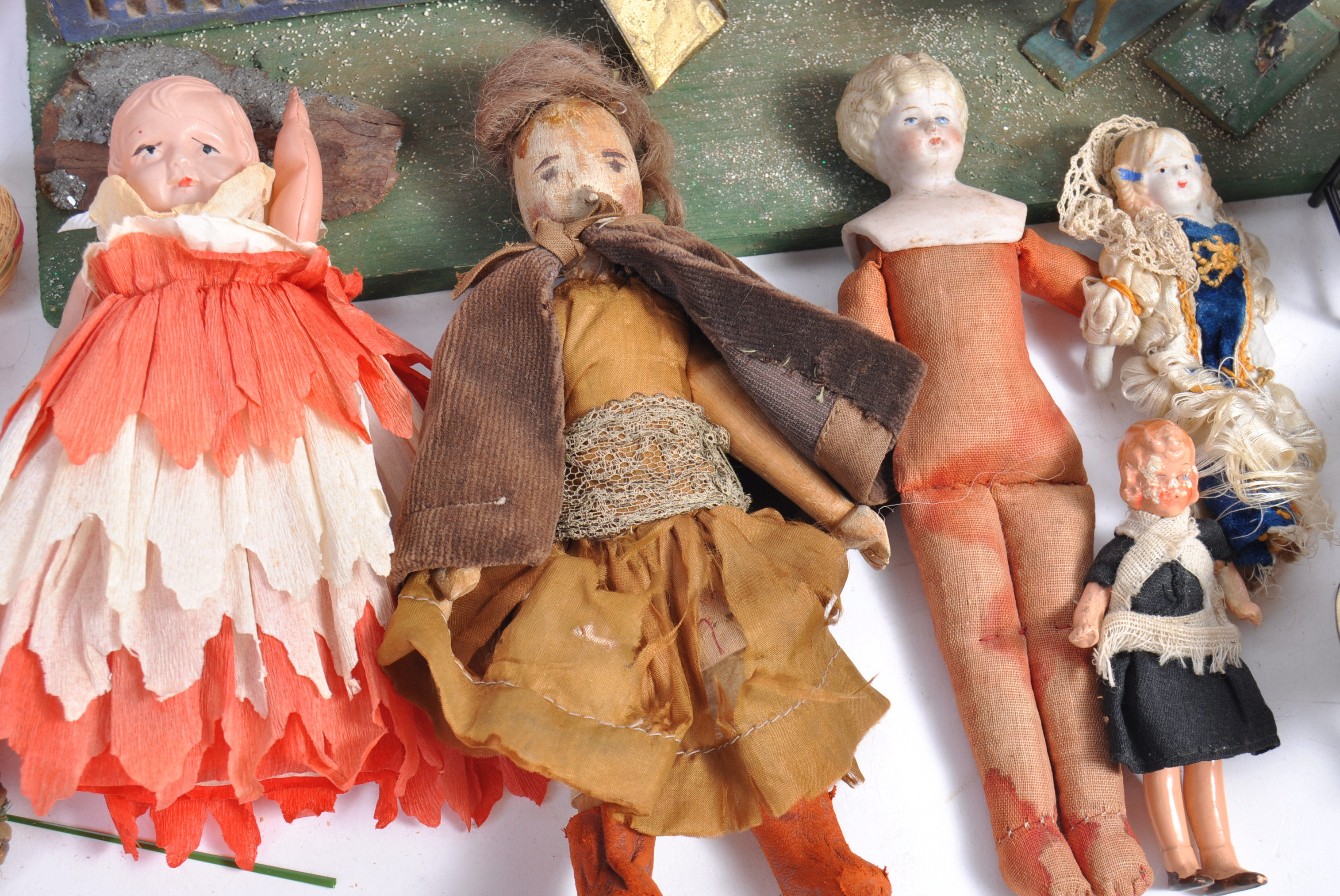 A COLLECTION OF VINTAGE DOLLS HOUSE FIGURES AND ACCESSORIES - Image 3 of 7