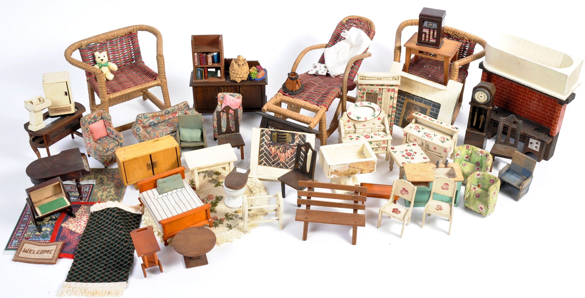 COLLECTION OF VINTAGE DOLLS HOUSE FURNITURE