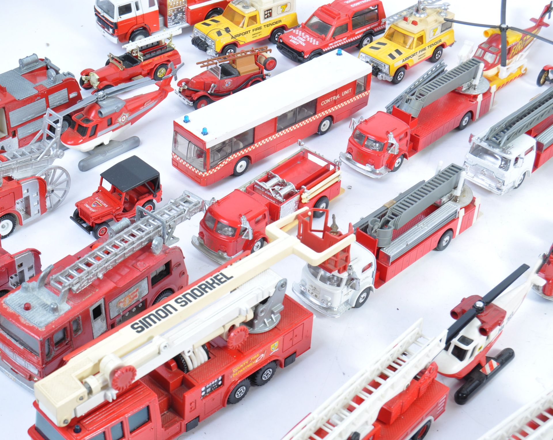 LARGE COLLECTION OF ASSORTED FIRE ENGINE RELATED DIECAST MODELS - Bild 3 aus 6