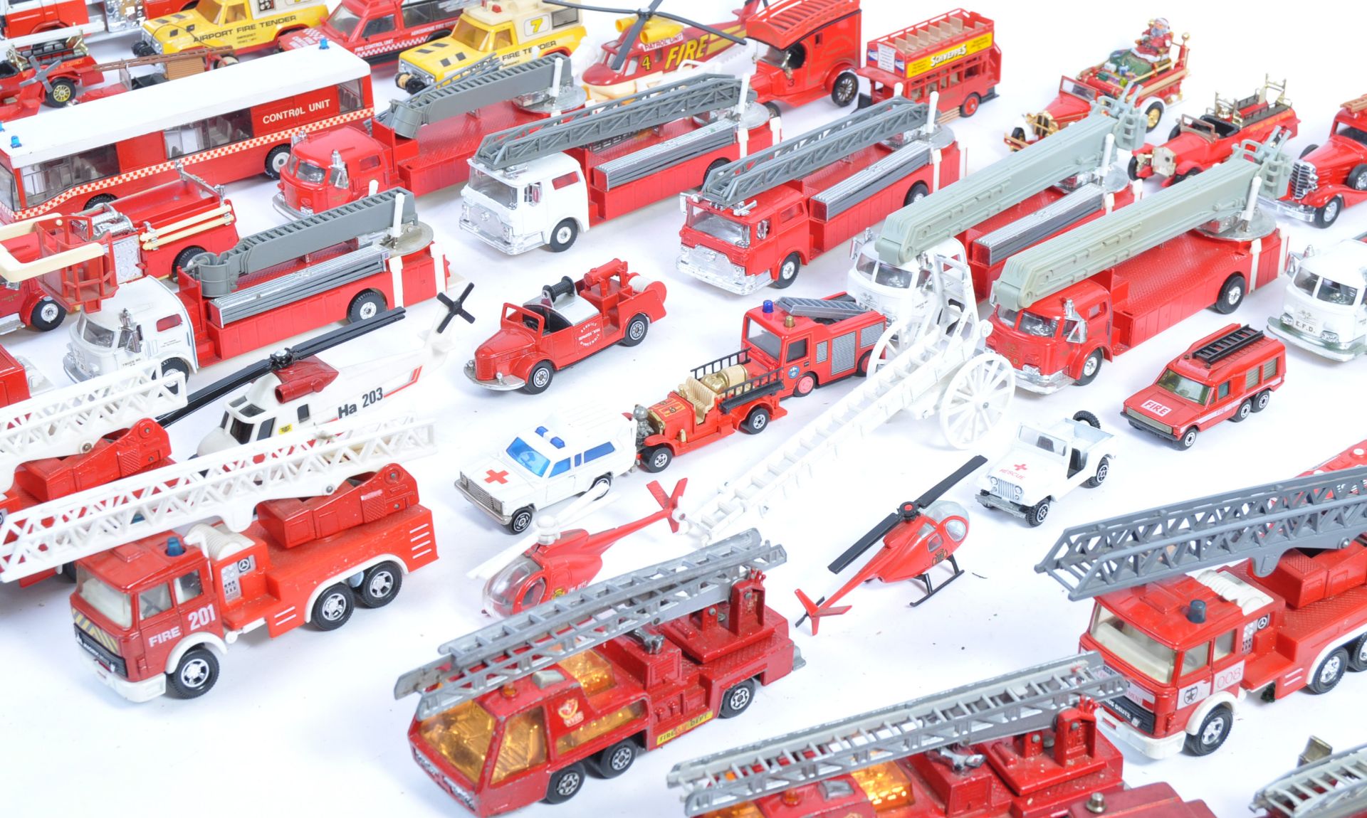 LARGE COLLECTION OF ASSORTED FIRE ENGINE RELATED DIECAST MODELS - Bild 2 aus 6