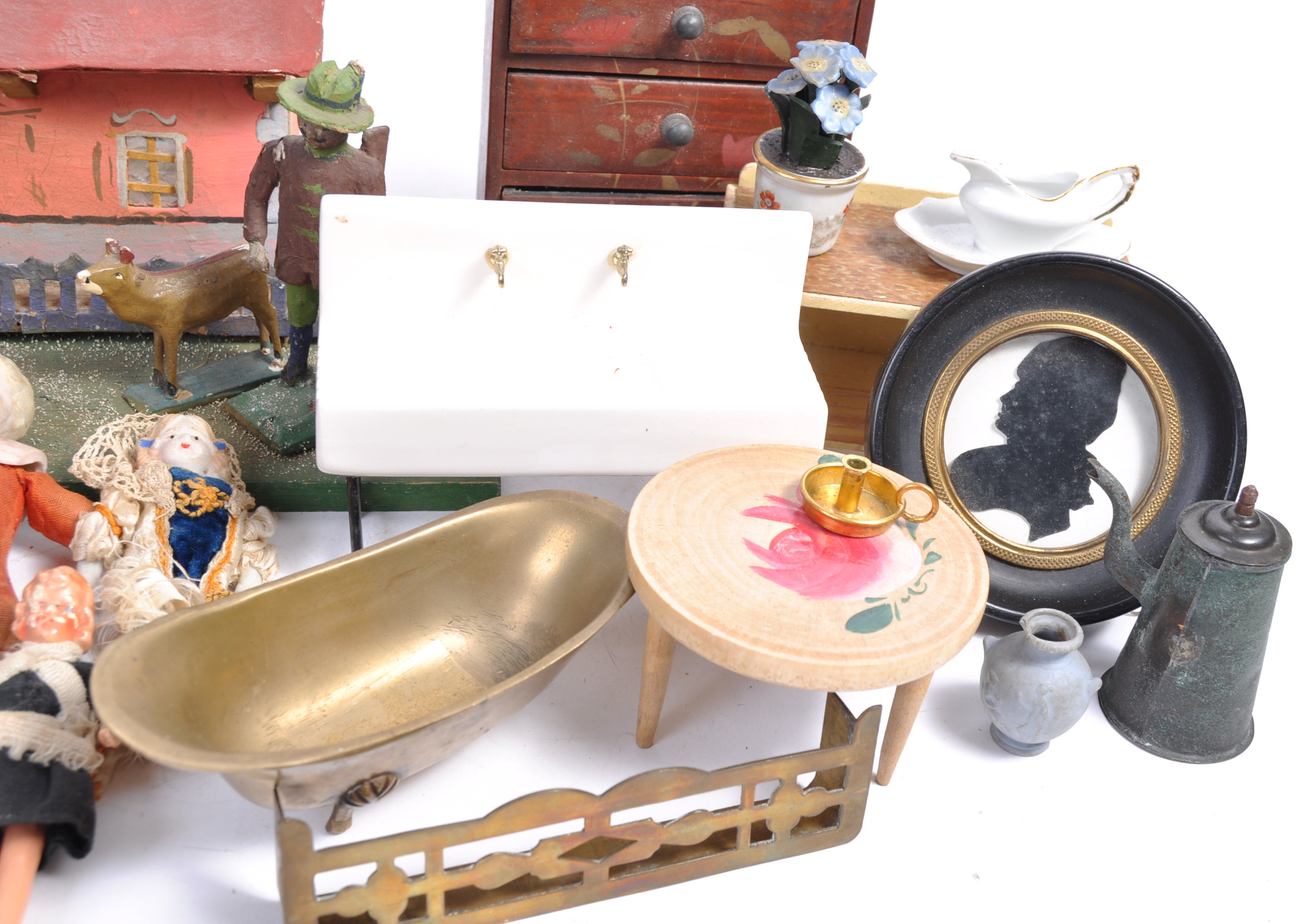 A COLLECTION OF VINTAGE DOLLS HOUSE FIGURES AND ACCESSORIES - Image 5 of 7