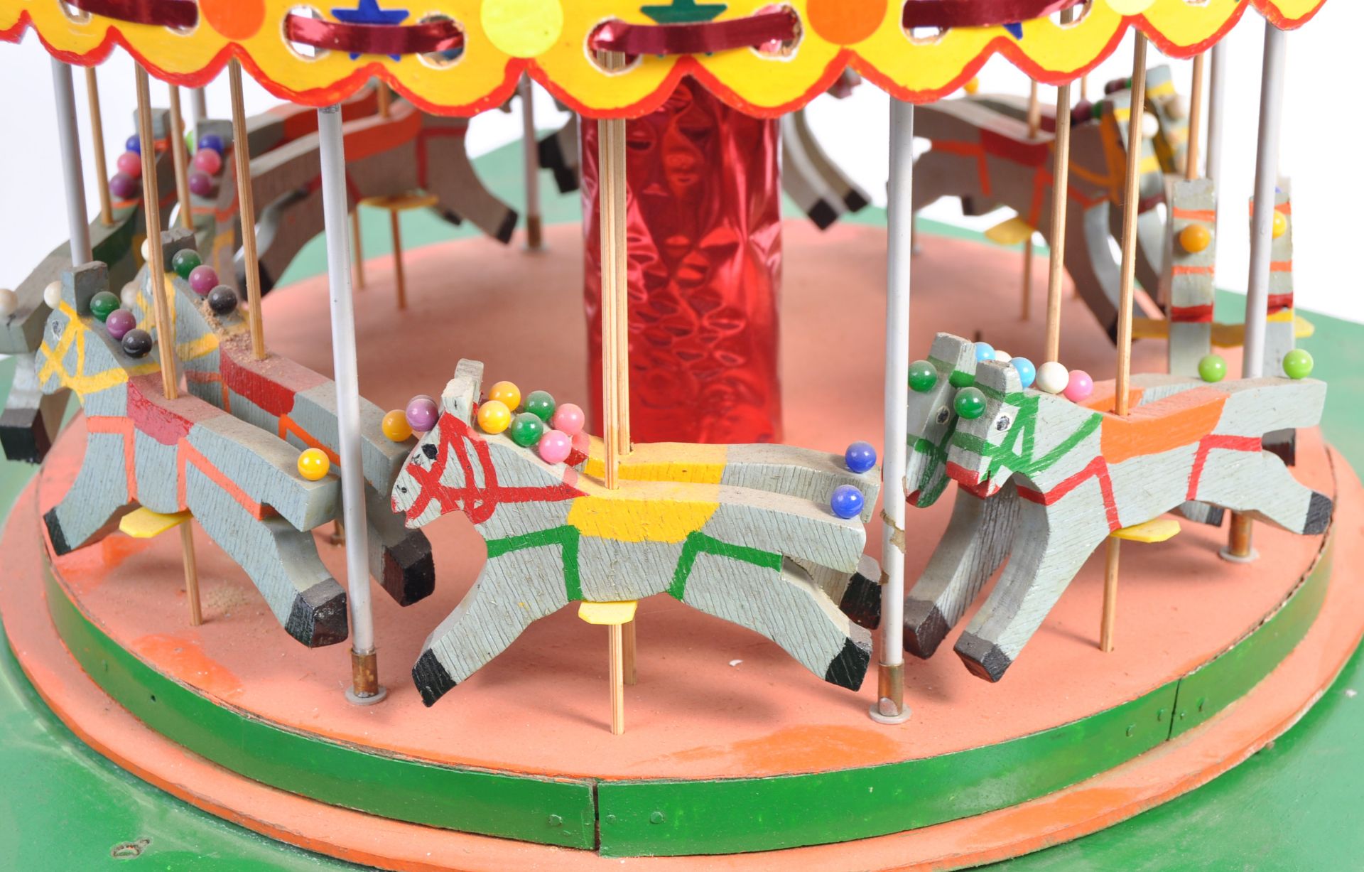 VINTAGE SCRATCH BUILT MODEL FAIRGROUND CAROUSEL RIDE - Bild 5 aus 6