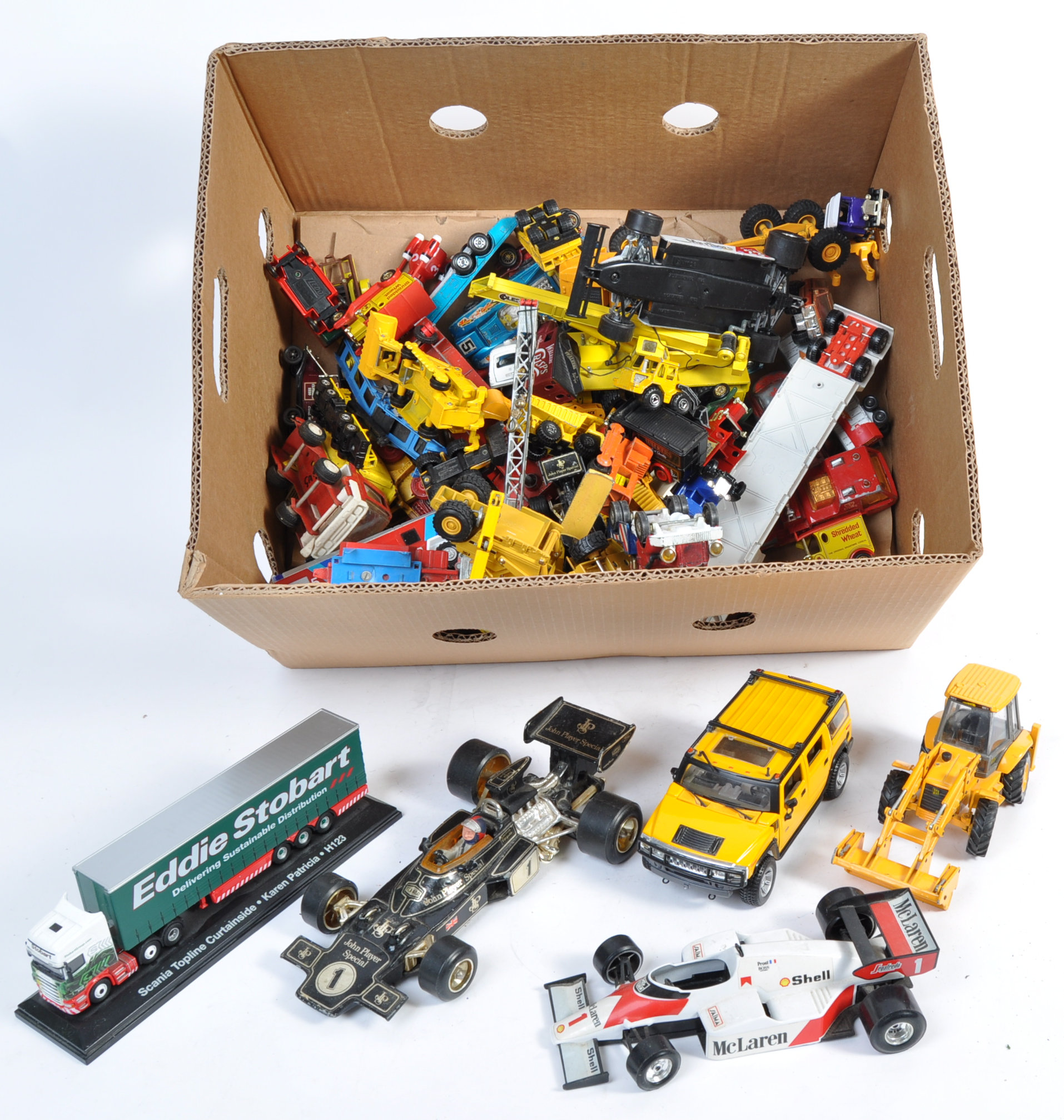 A LARGE COLLECTION OF ASSORTED SCALE DIECAST MODELS