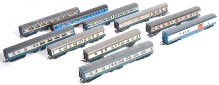 COLLECTION OF ASSORTED 00 GAUGE MODEL RAILWAY CARRIAGES