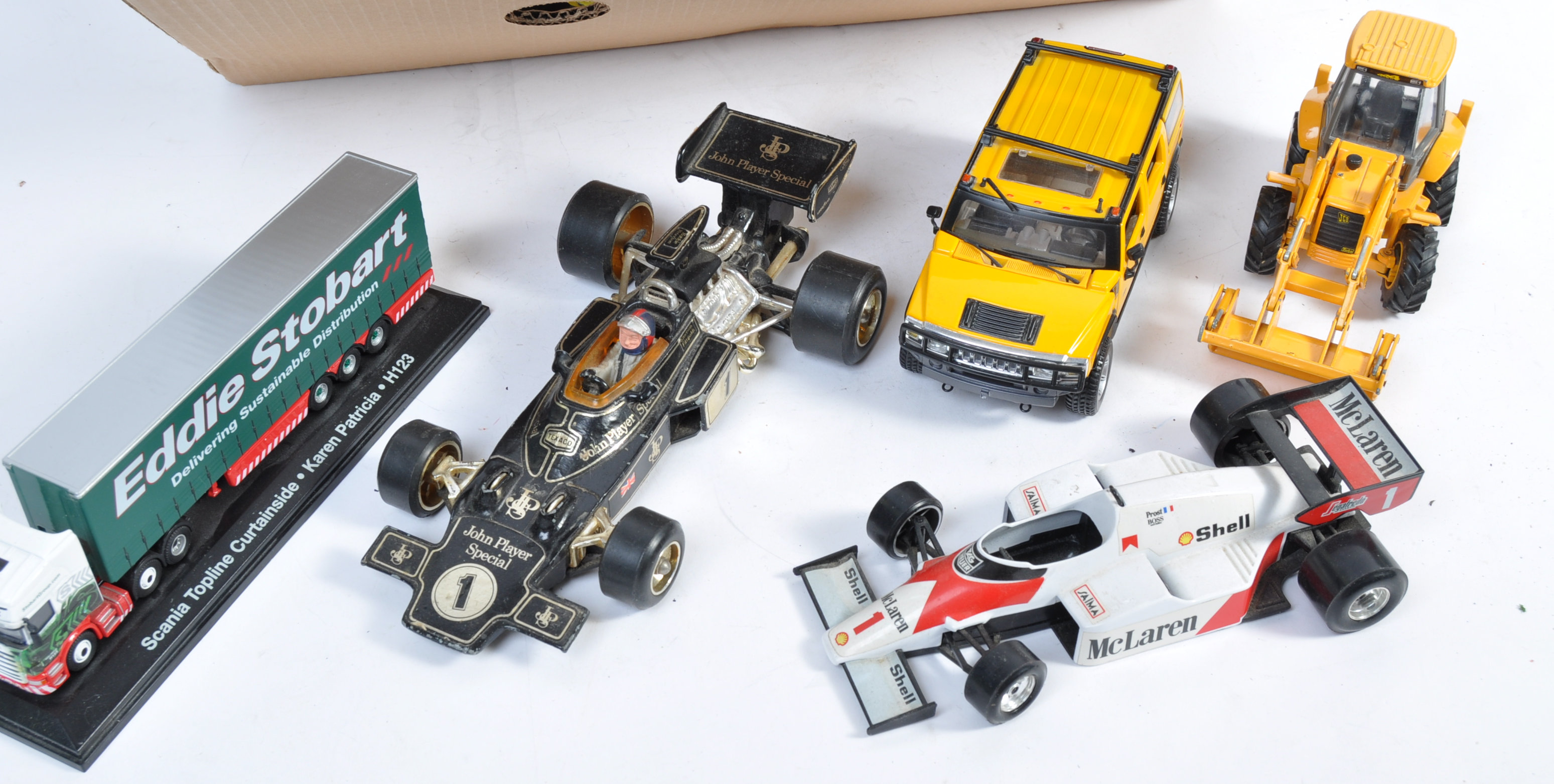 A LARGE COLLECTION OF ASSORTED SCALE DIECAST MODELS - Image 2 of 3