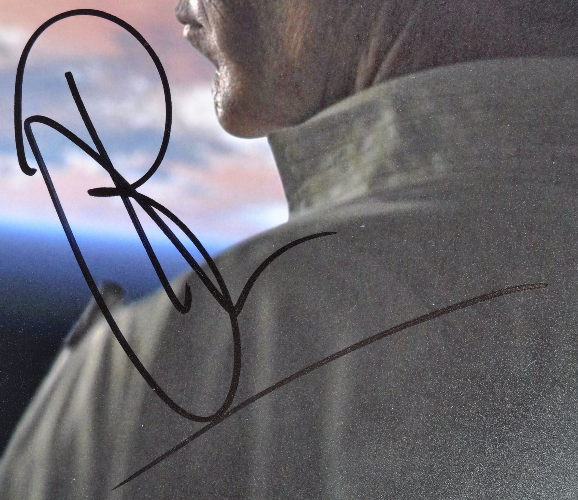 STAR WARS - BEN MENDELSOHN - SIGNED 8X10" PHOTOGRAPH - Bild 2 aus 2