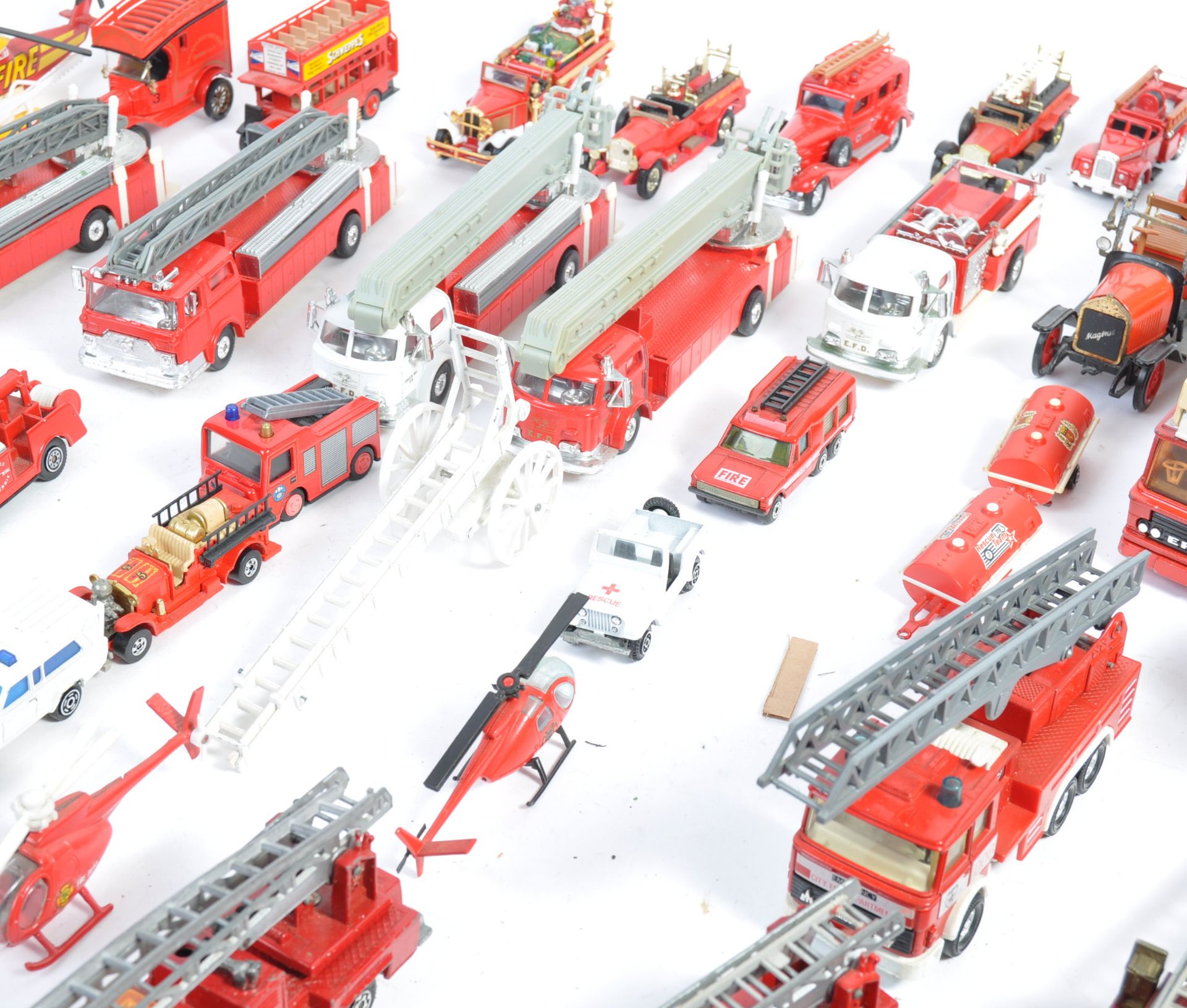 LARGE COLLECTION OF ASSORTED FIRE ENGINE RELATED DIECAST MODELS - Bild 5 aus 6