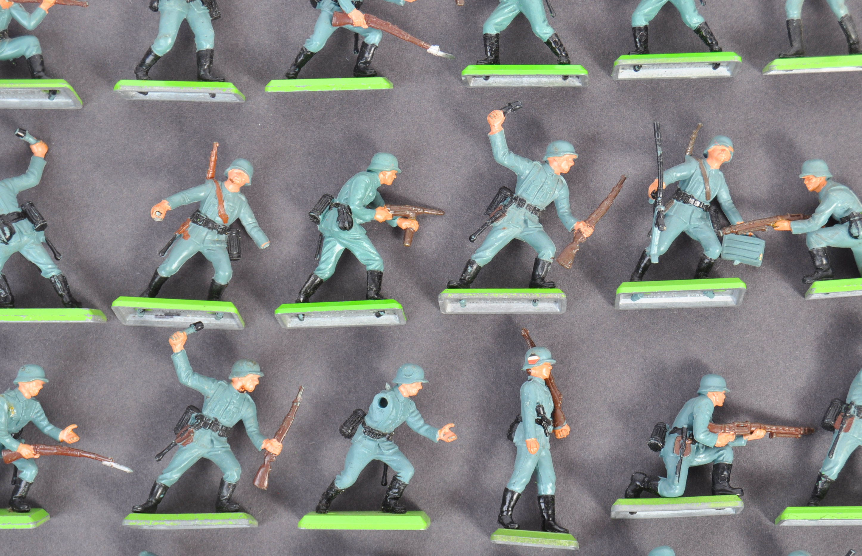 LARGE COLLECTION OF BRITAINS DEETAIL WWII GERMAN FIGURES - Image 2 of 7