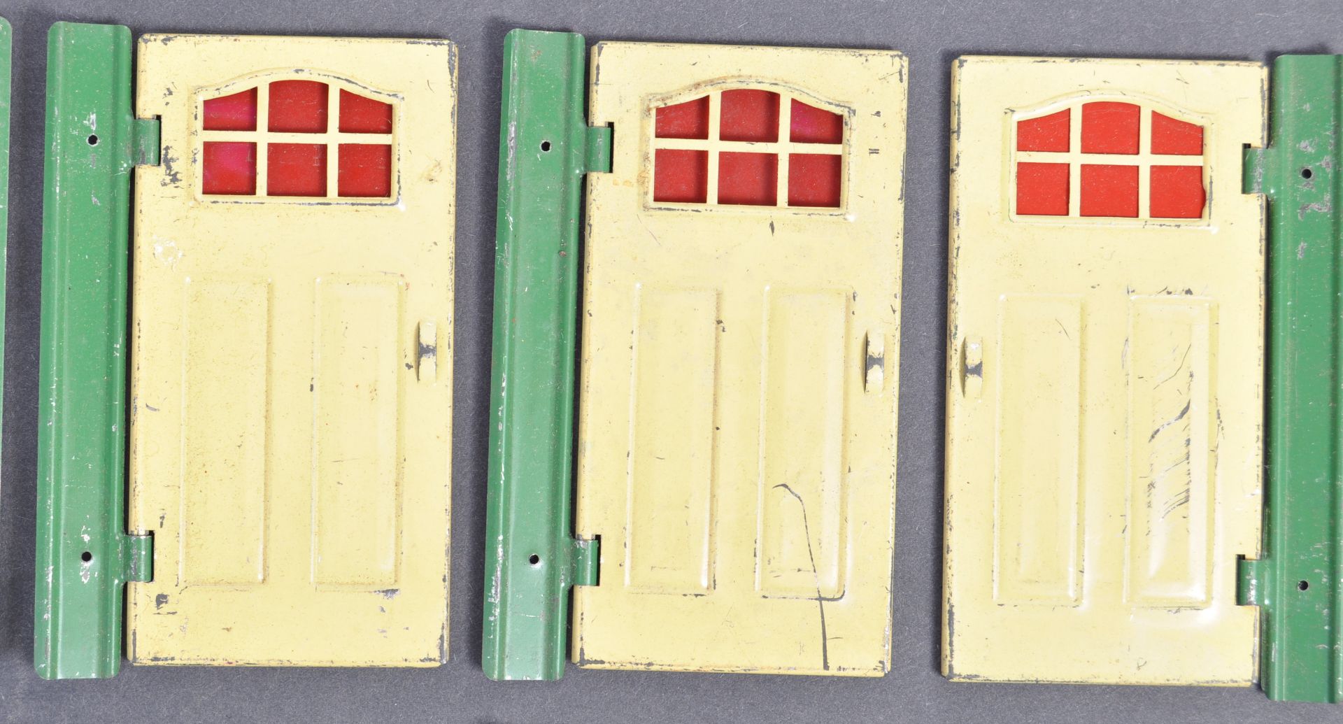 COLLECTION OF VINTAGE TRI-ANG DOLLS HOUSE DOORS / WINDOWS - Bild 2 aus 9