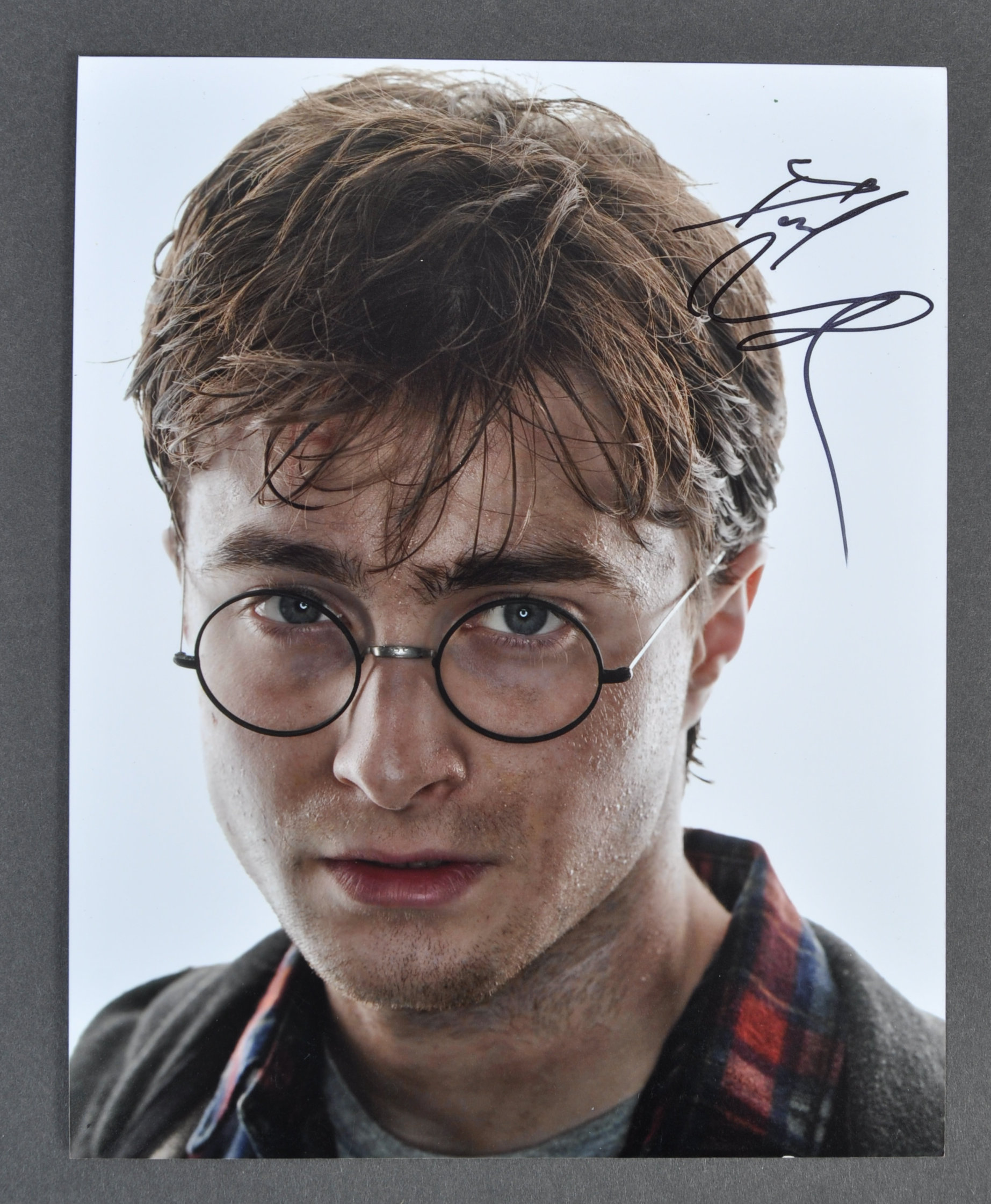 DANIEL RADCLIFFE - HARRY POTTER - RARE SIGNED 8X10" PHOTOGRAPH