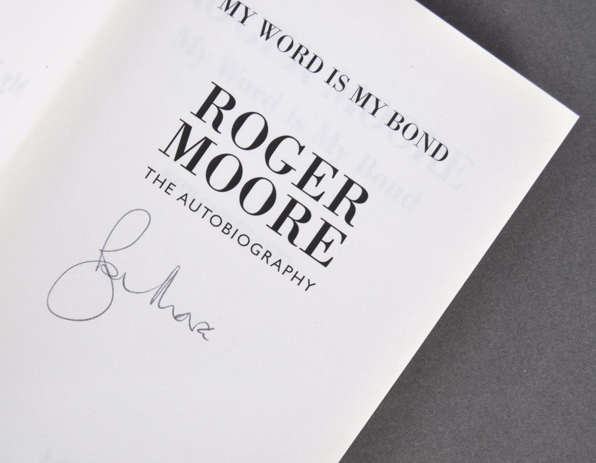 ROGER MOORE - JAMES BOND 007 - AUTOGRAPHED ' MY WORD IS MY BOND ' - Bild 2 aus 3