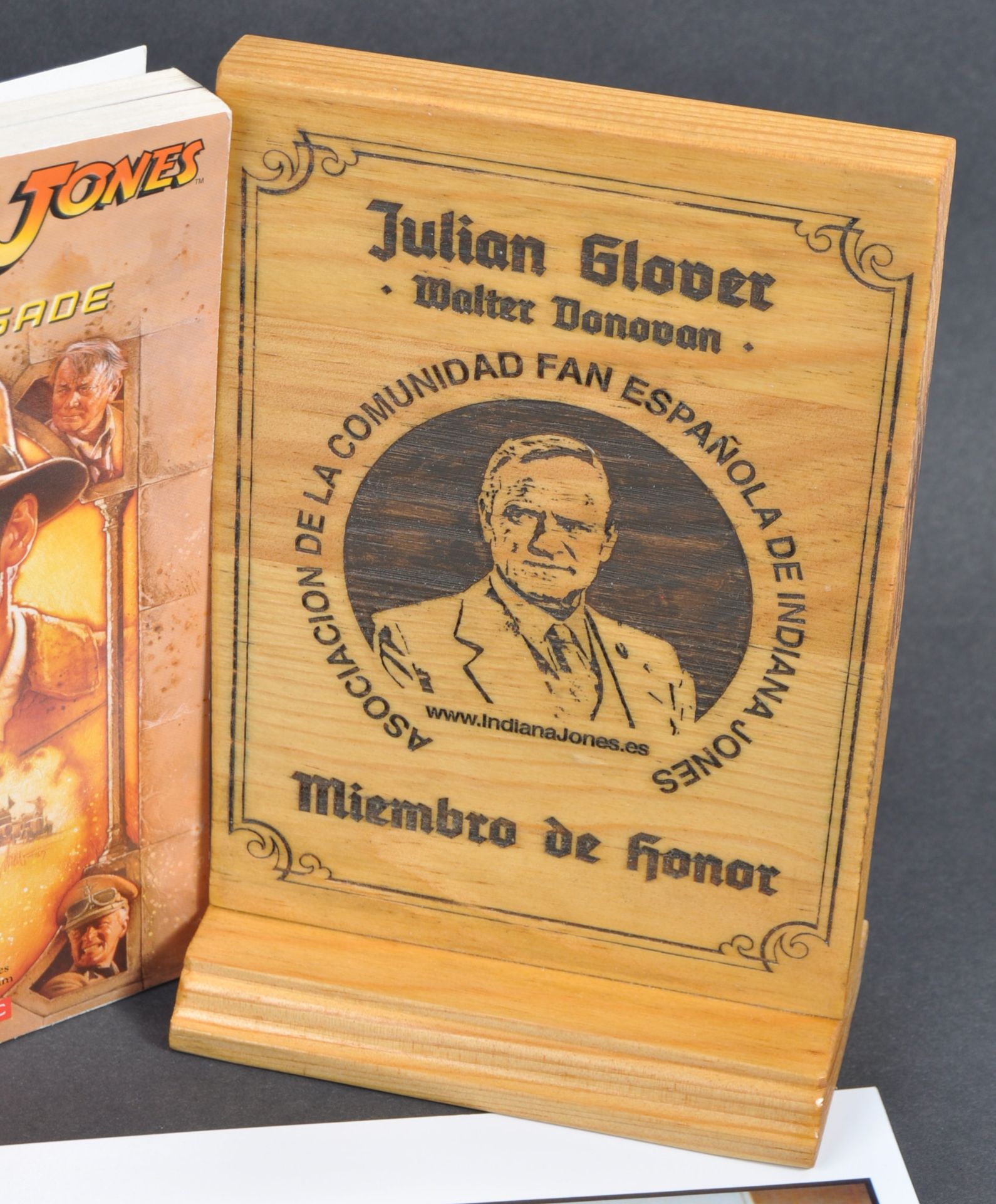 INDIANA JONES - BOOK & PLAQUE PRESENTED TO JULIAN GLOVER - Bild 3 aus 5