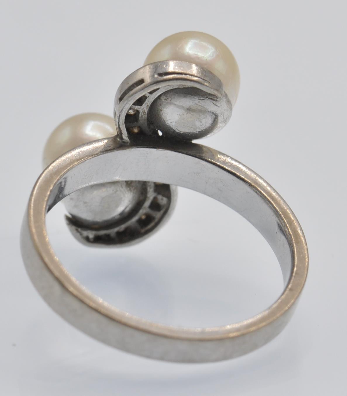 An Antique White Gold Pearl & Diamond Crossover Ring - Image 3 of 4