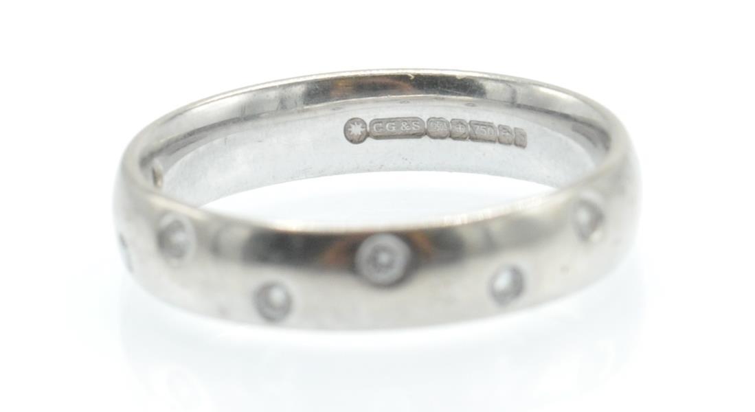 An 18ct White Gold & Diamond Band Ring - Image 2 of 4