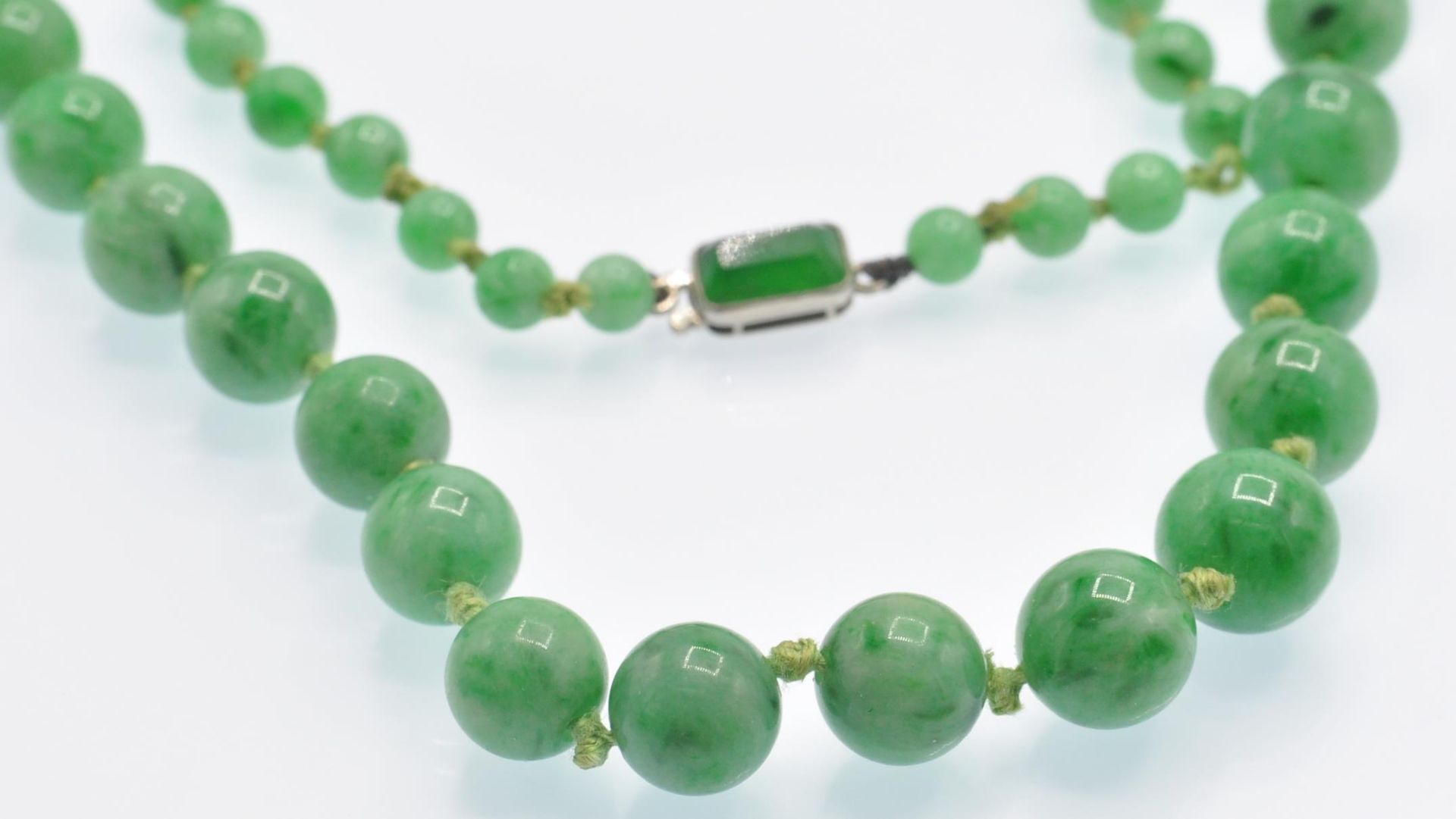 An Antique Jade Bead Necklace - Image 2 of 6