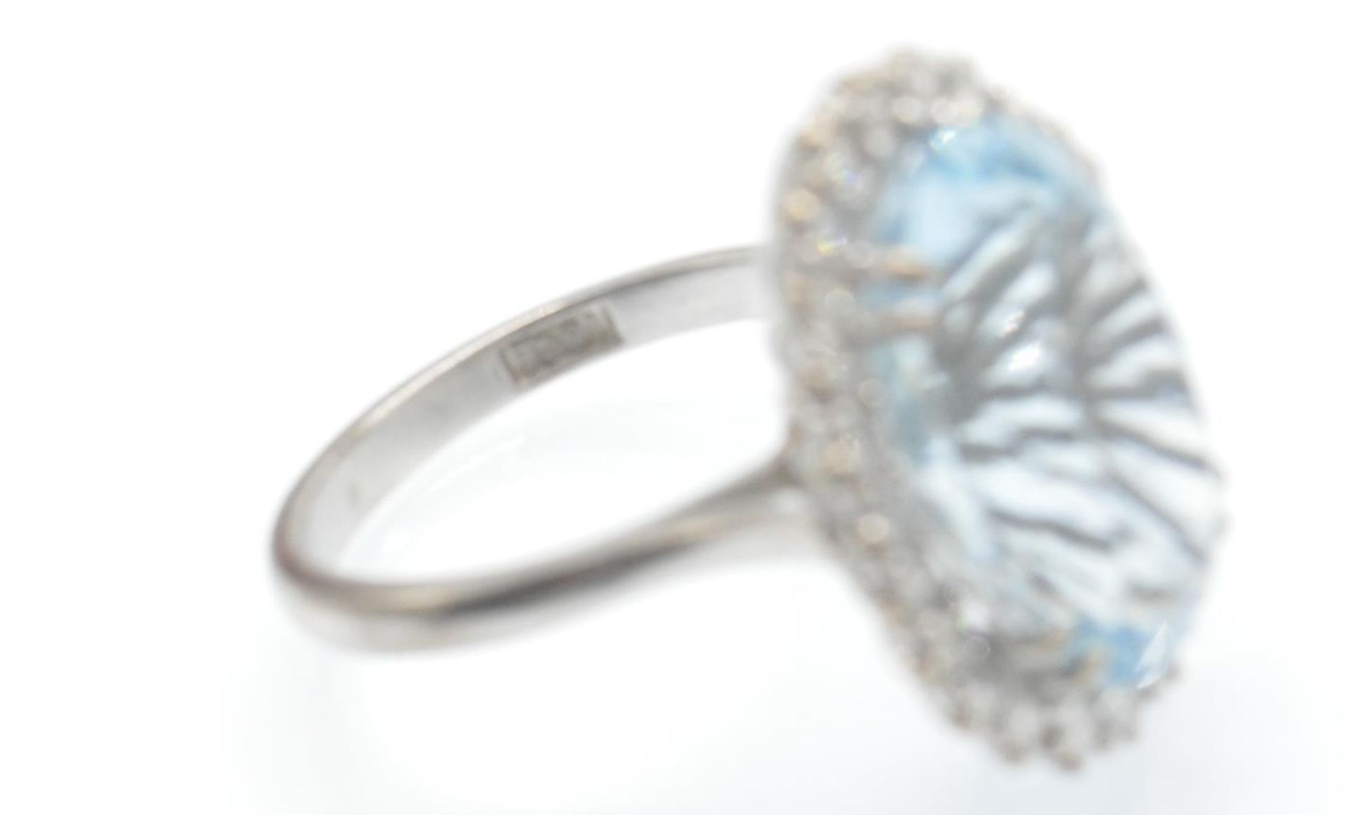 An 18ct White Gold Aquamarine & Diamond Dress Ring - Bild 5 aus 8