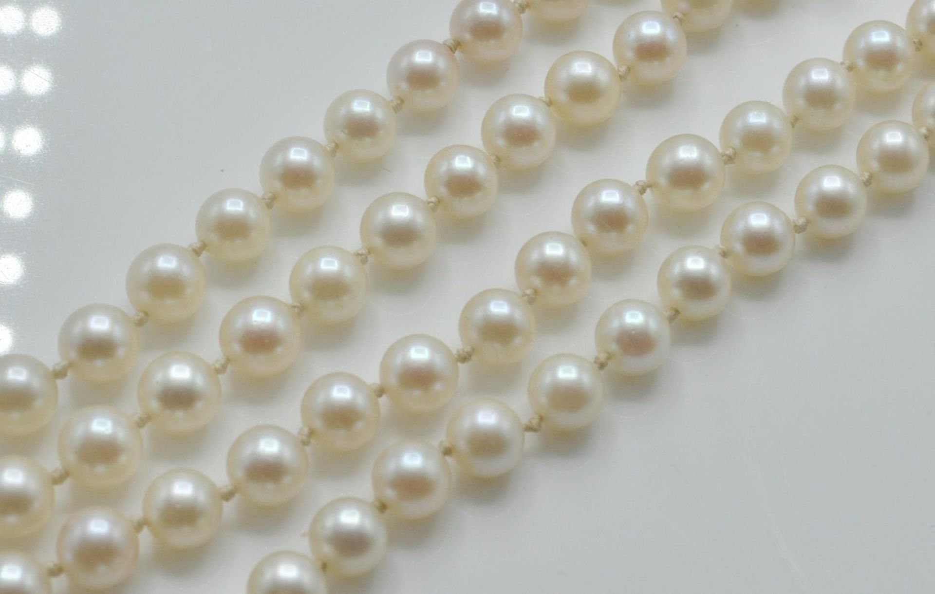 A 9ct gold and cultured pearl necklace. - Bild 3 aus 3