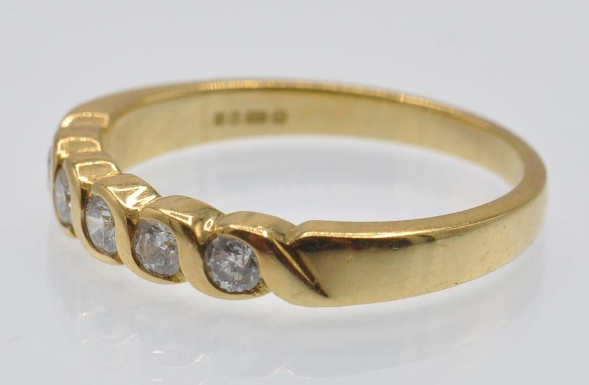 A Hallmarked 18ct Gold & Diamond Five Stone Ring - Image 2 of 4