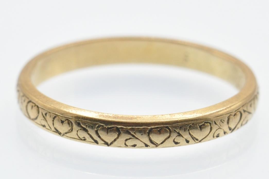 An 18ct Gold Heart Band Ring