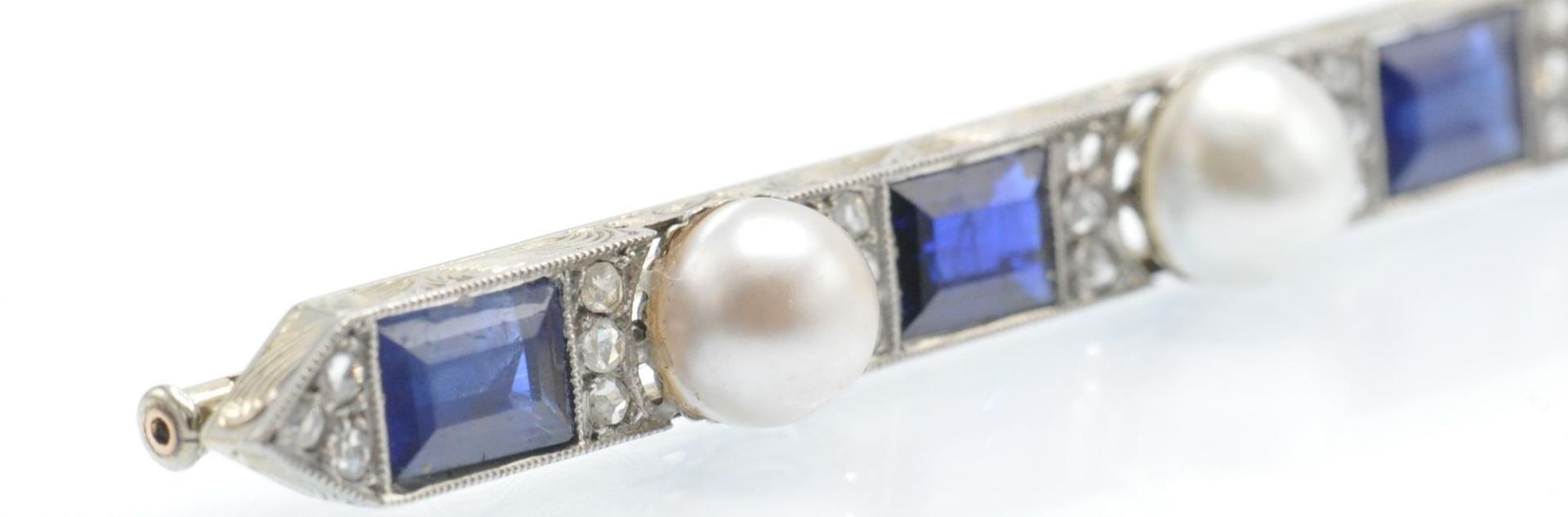 An Antique Gold Platinum, Sapphire Diamond & Pearl Brooch - Image 5 of 6