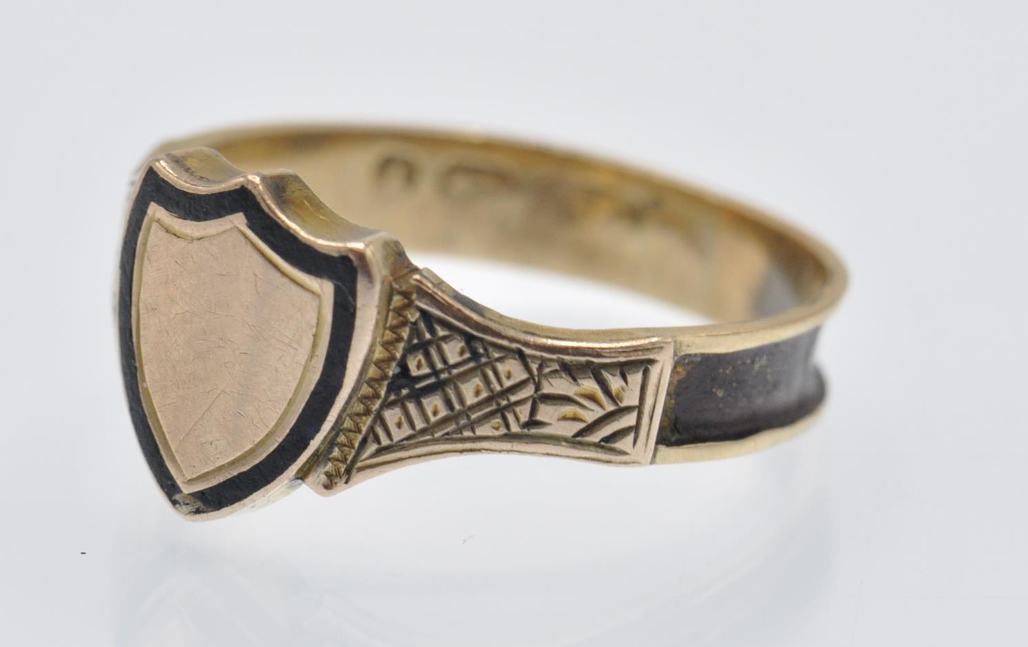 A Hallmarked Victorian 9ct Gold Mourning Ring. - Image 3 of 6