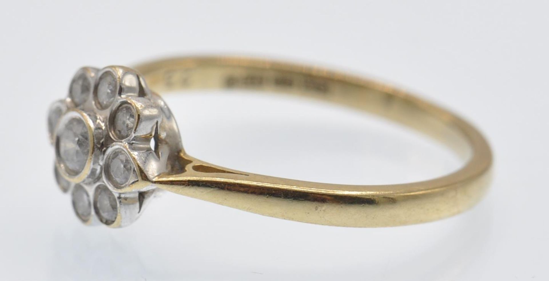 A Hallmarked 9ct Gold & Diamond Cluster Ring - Bild 2 aus 5