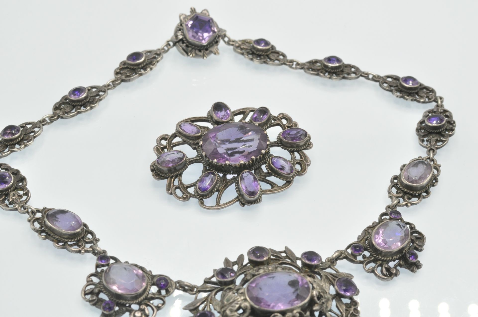 An Early 20th Century Silver & Amethyst Choker Necklace & Brooch - Bild 4 aus 6