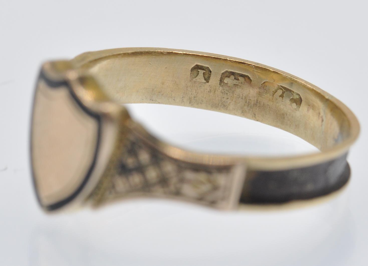 A Hallmarked Victorian 9ct Gold Mourning Ring. - Image 5 of 6