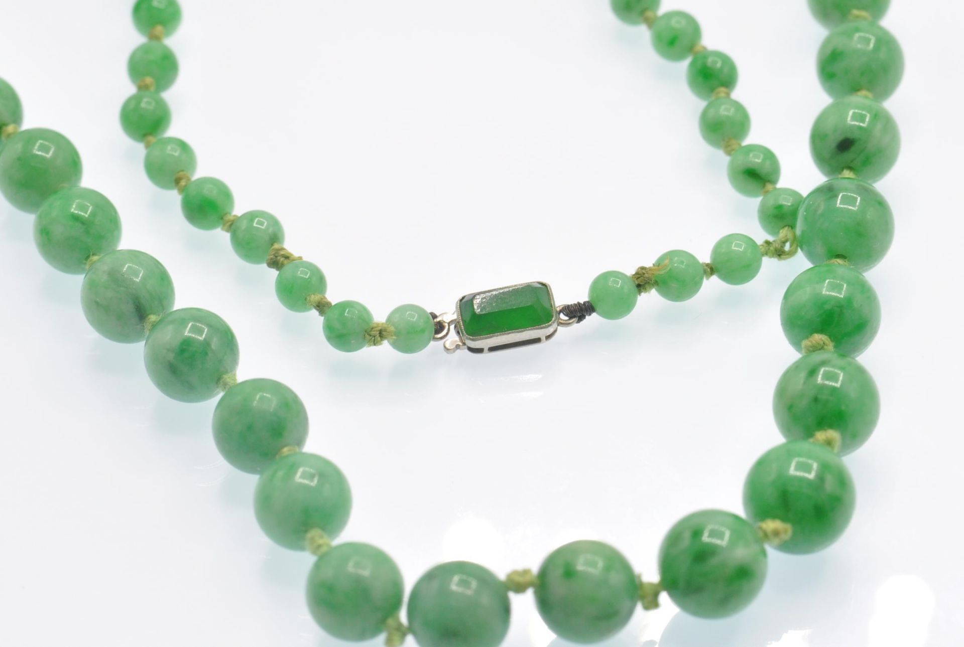 An Antique Jade Bead Necklace - Image 6 of 6