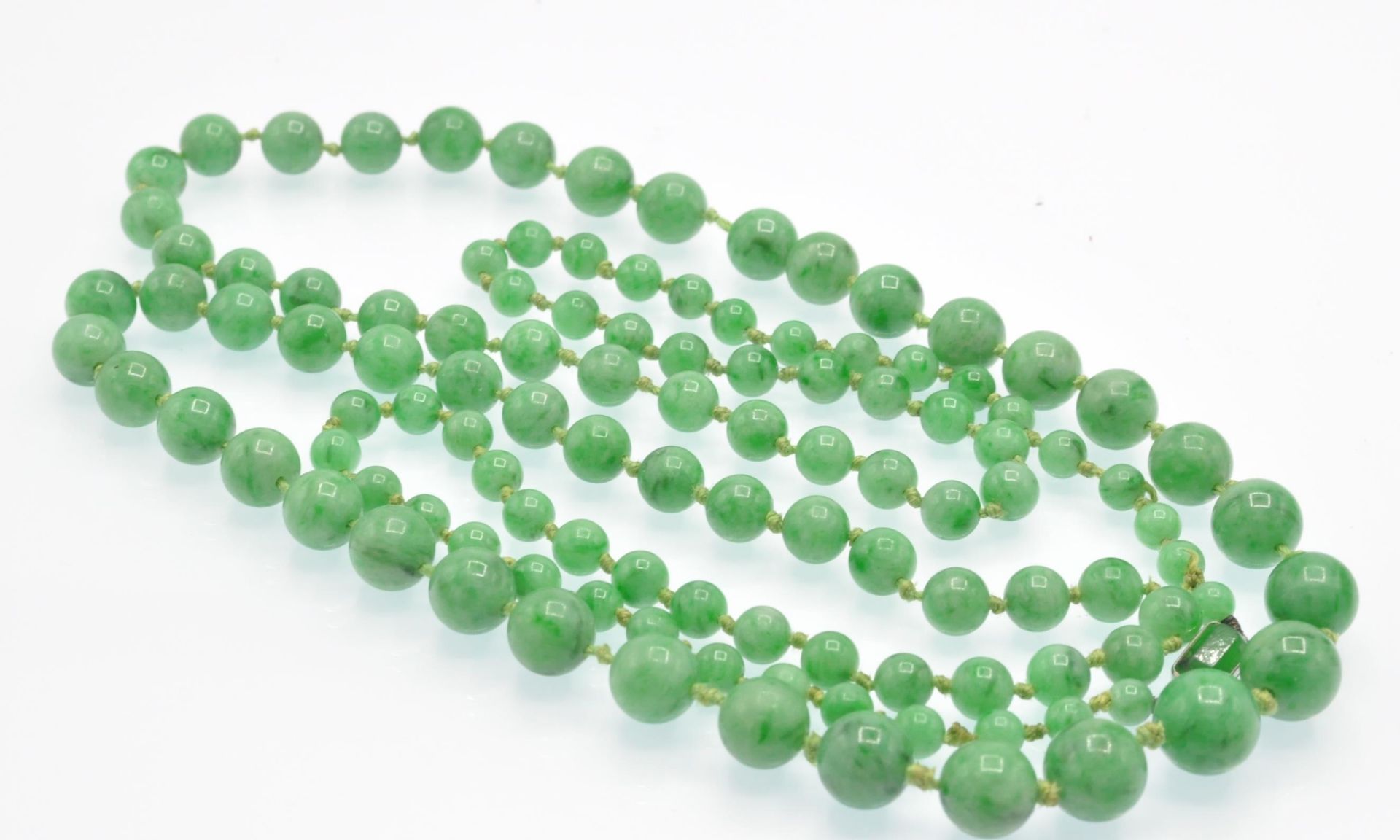 An Antique Jade Bead Necklace - Image 4 of 6