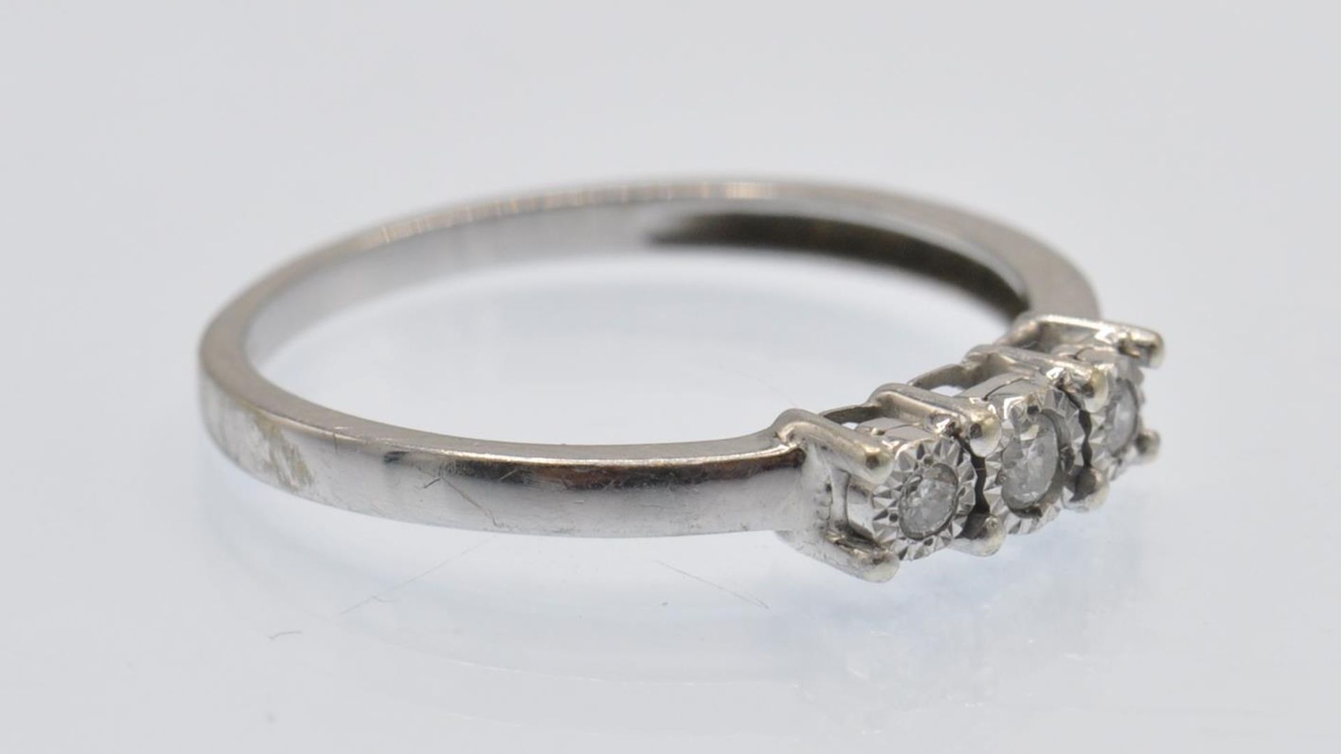 A Hallmarked 9ct White Gold Three Stone Diamond Ring - Bild 2 aus 4