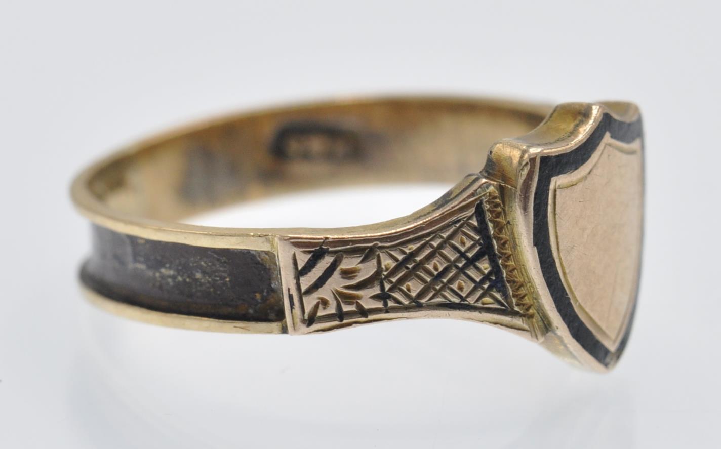 A Hallmarked Victorian 9ct Gold Mourning Ring. - Image 2 of 6