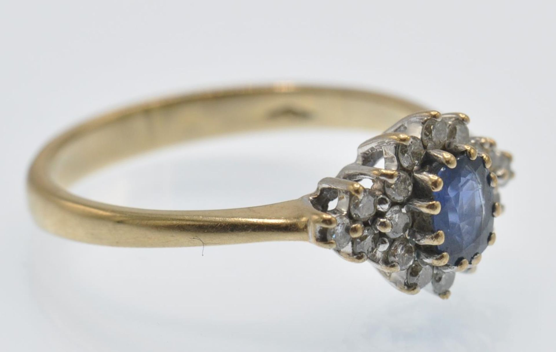 A Hallmarked 9ct Gold Sapphire & Diamond Cluster Ring - Bild 3 aus 5