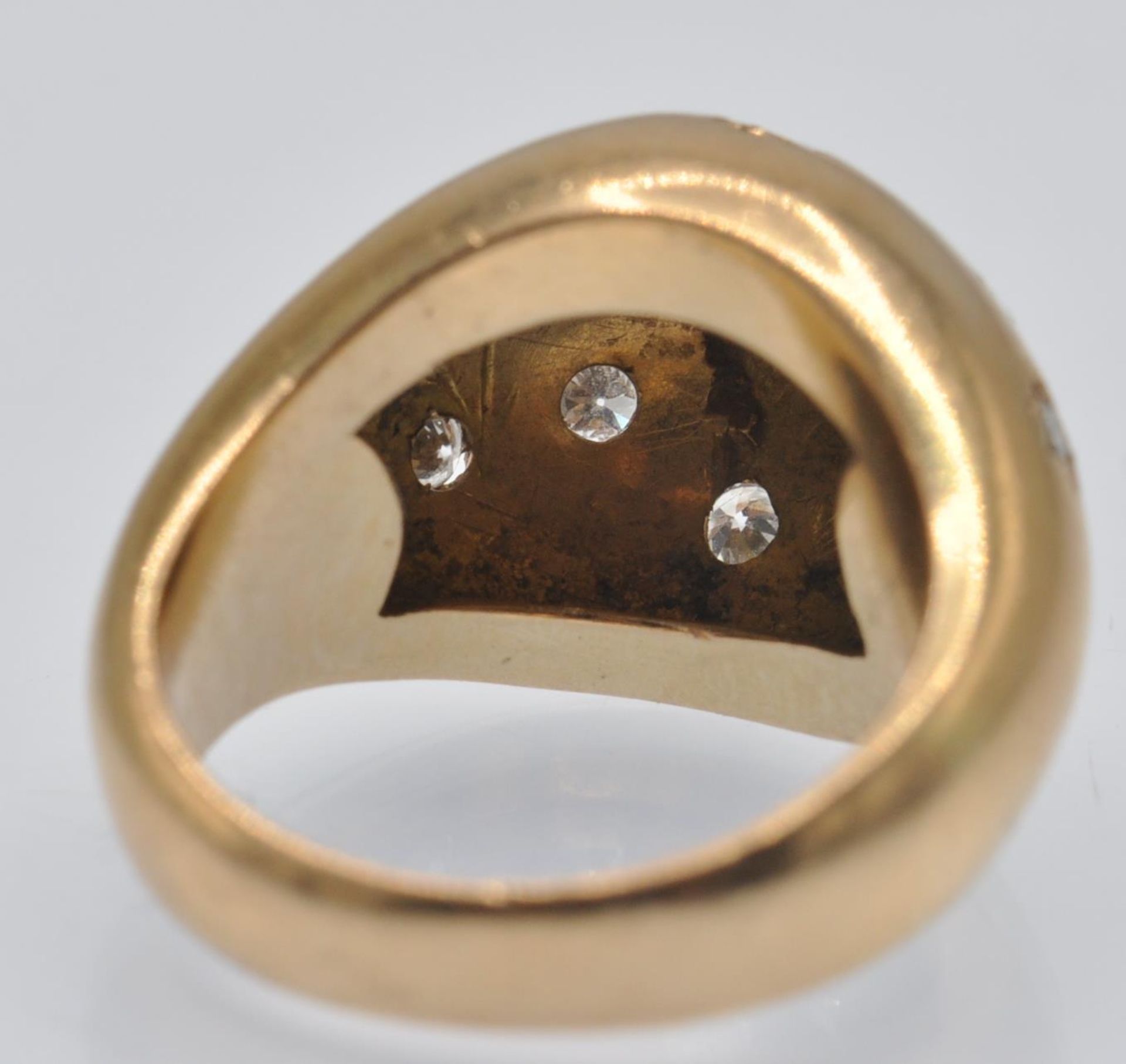 An 18ct Gold & Diamond Bombe Ring - Image 4 of 5