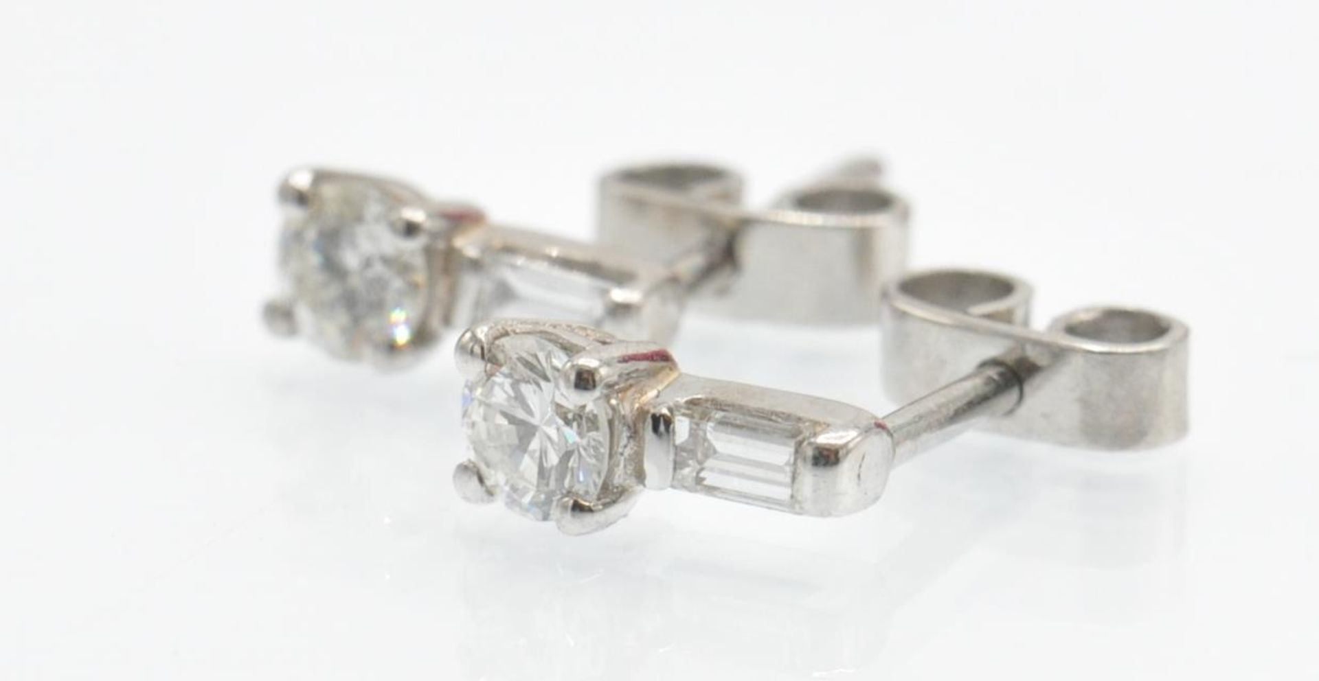 A Pair of 18ct White Gold & Diamond Stud Earrings - Bild 2 aus 3