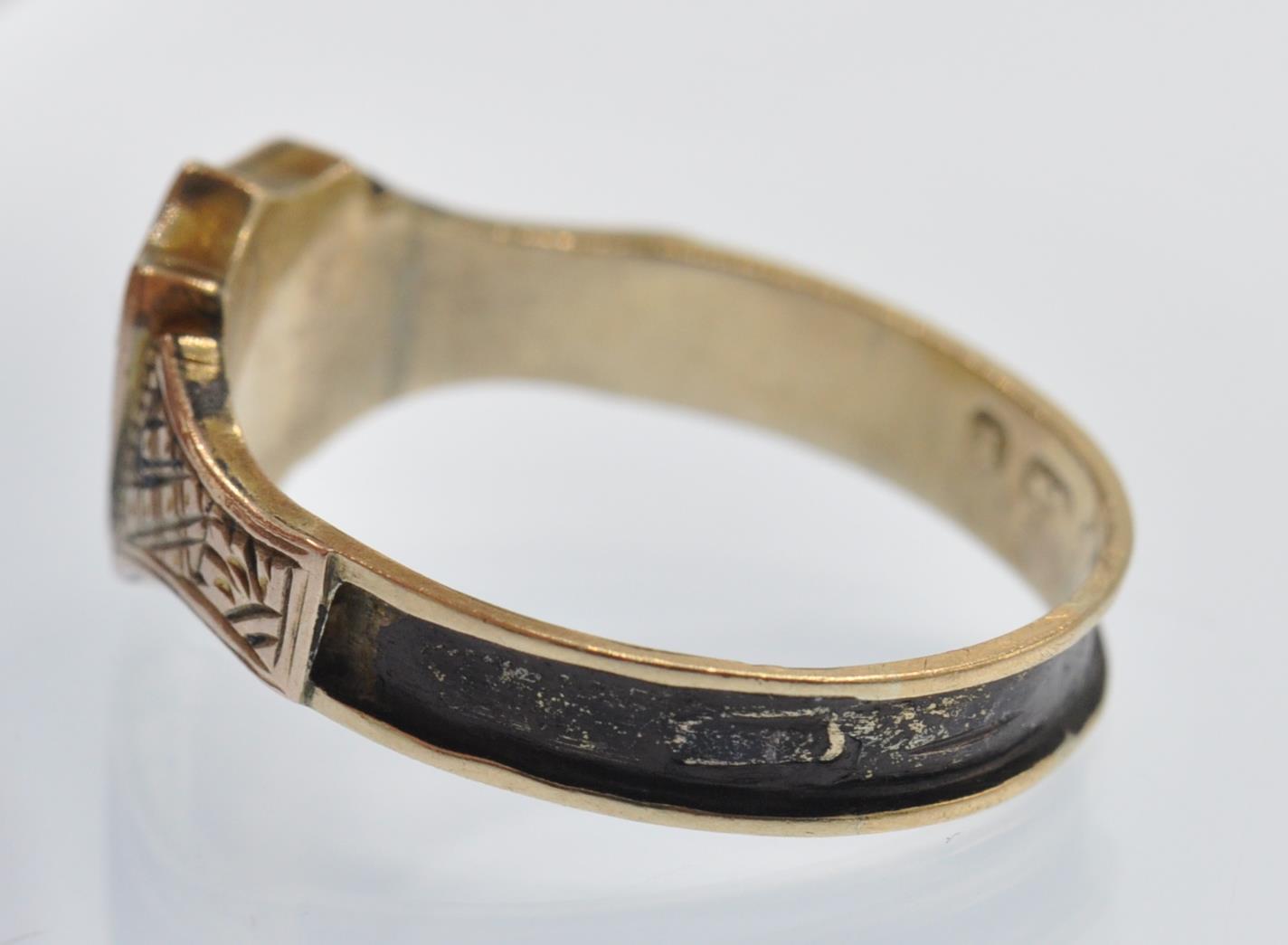 A Hallmarked Victorian 9ct Gold Mourning Ring. - Image 4 of 6