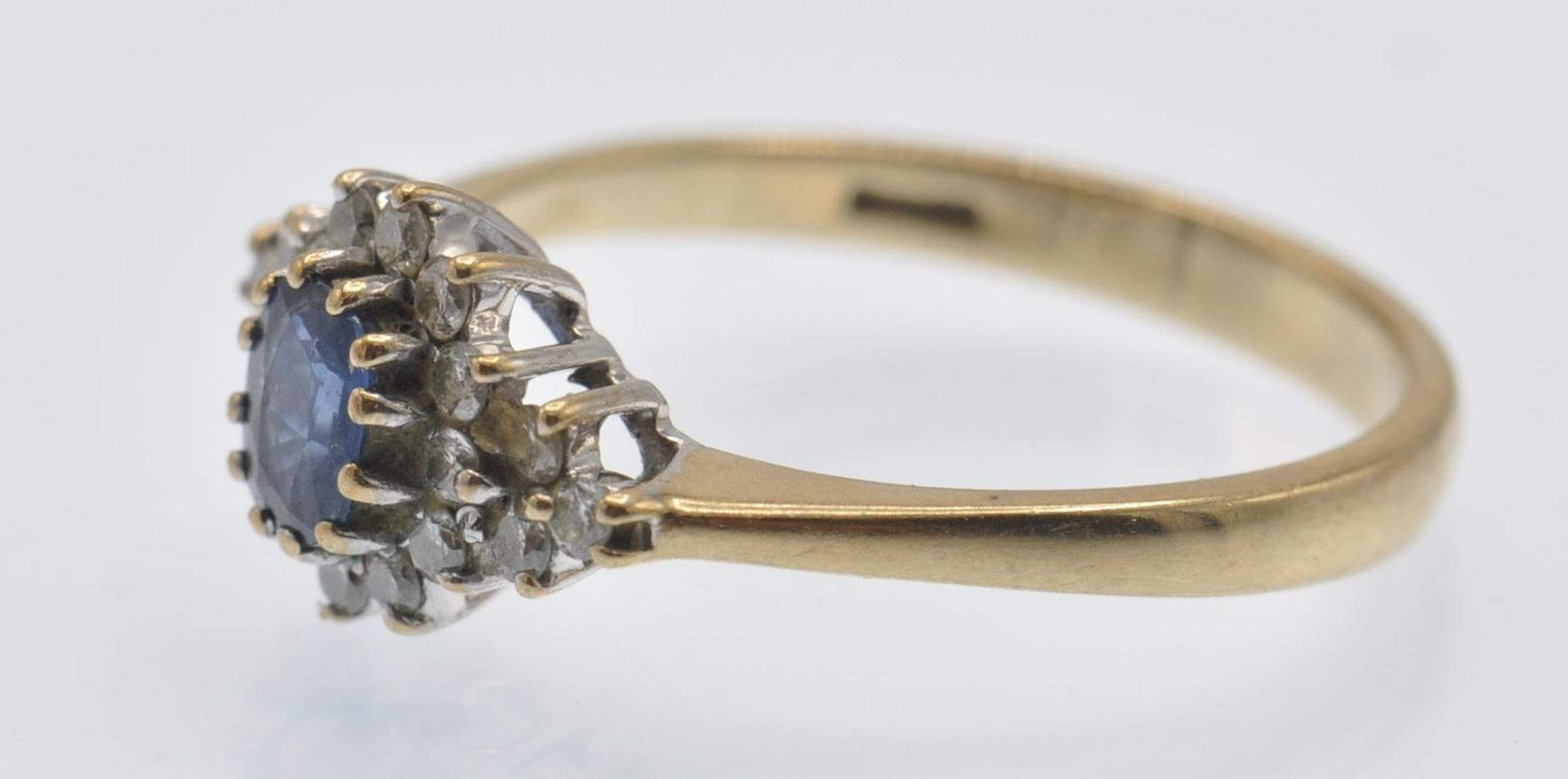 A Hallmarked 9ct Gold Sapphire & Diamond Cluster Ring - Bild 2 aus 5