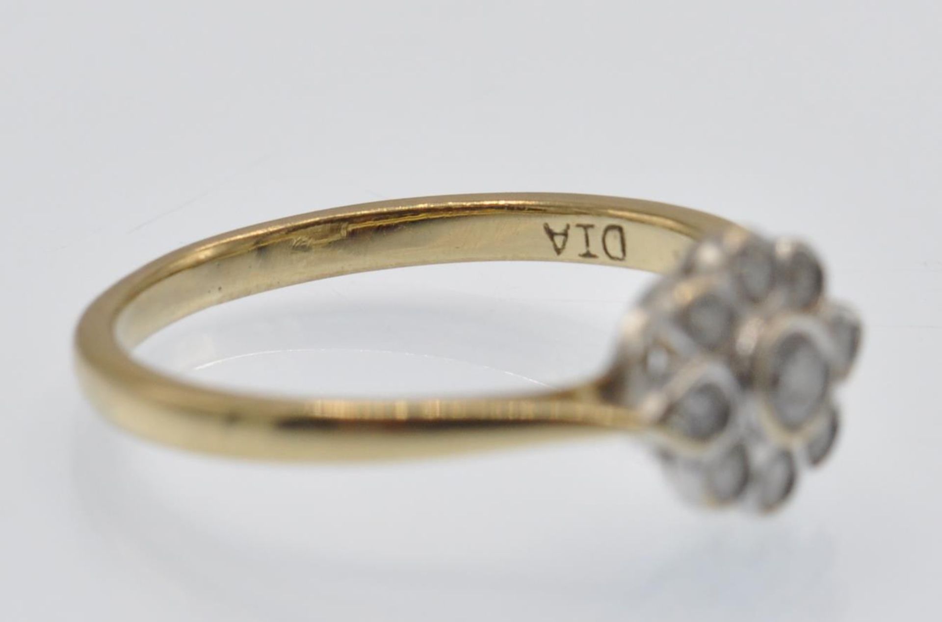 A Hallmarked 9ct Gold & Diamond Cluster Ring - Bild 4 aus 5