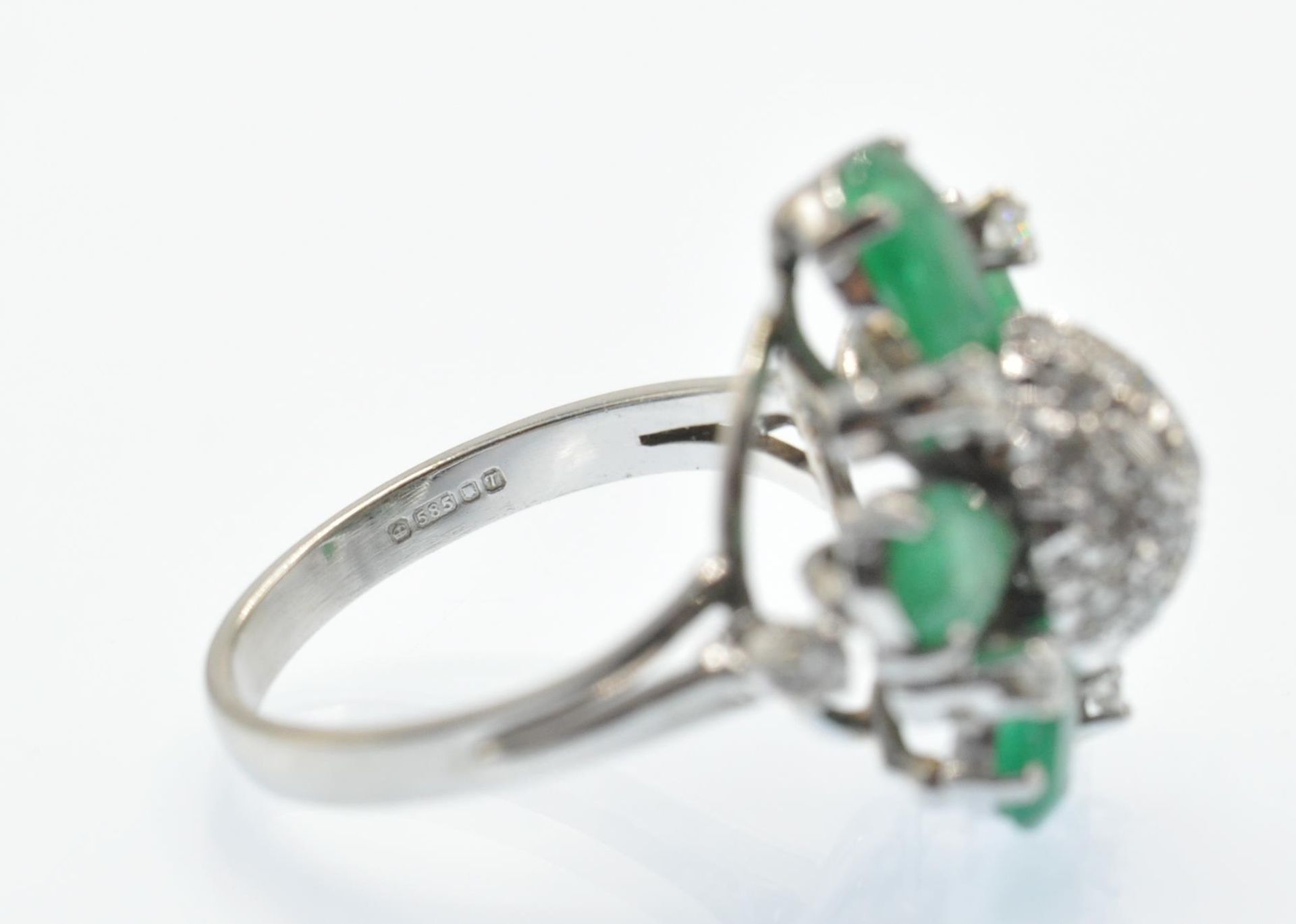 A Hallmarked 14ct White Gold Emerald & Diamond Dress Ring - Bild 4 aus 5