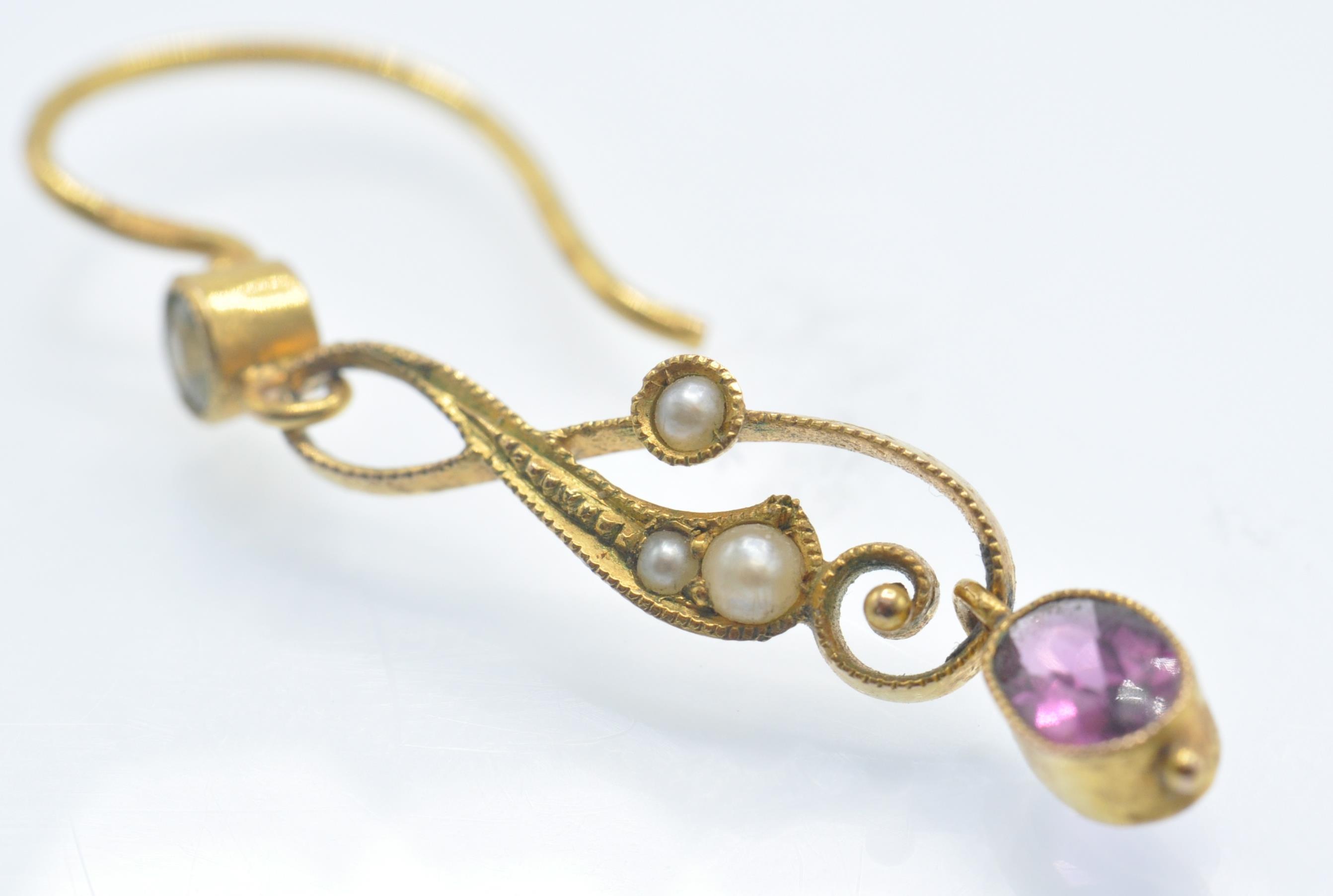 A Pair of Antique 9ct Gold Garnet, Peridot & Pearl Pendant Earrings. - Image 3 of 5