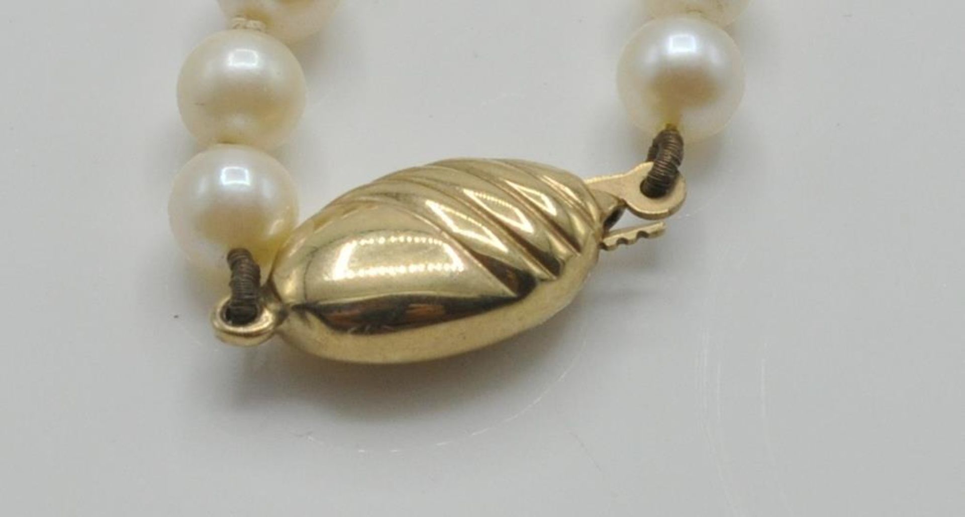 A 9ct gold and cultured pearl necklace. - Bild 2 aus 3