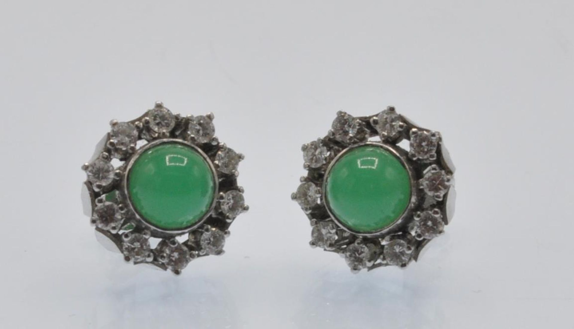 A Pair of 14ct White Gold Diamond & Chrysoprase Earrings - Bild 4 aus 6