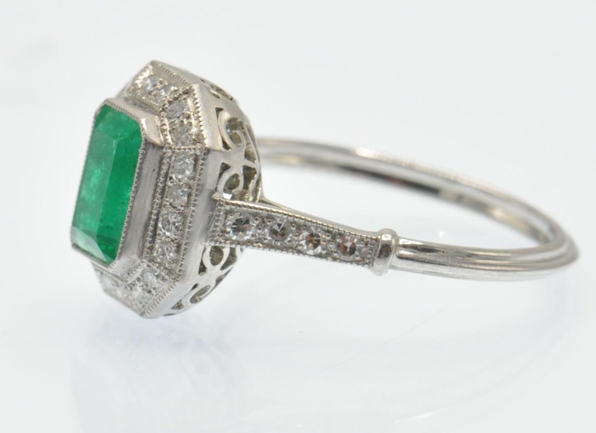 A Platinum Emerald & Diamond Cocktail Ring - Bild 3 aus 5