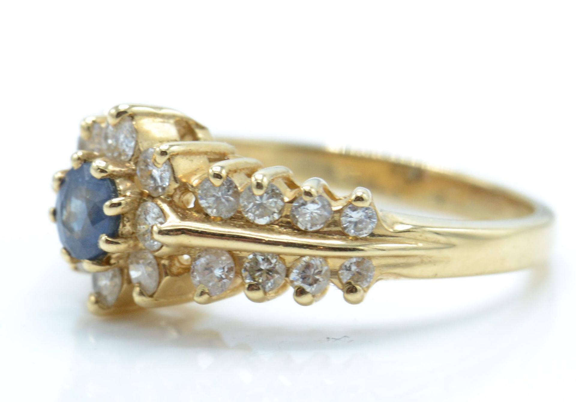 A 14ct gold sapphire and diamond ring. The ring be - Bild 2 aus 4