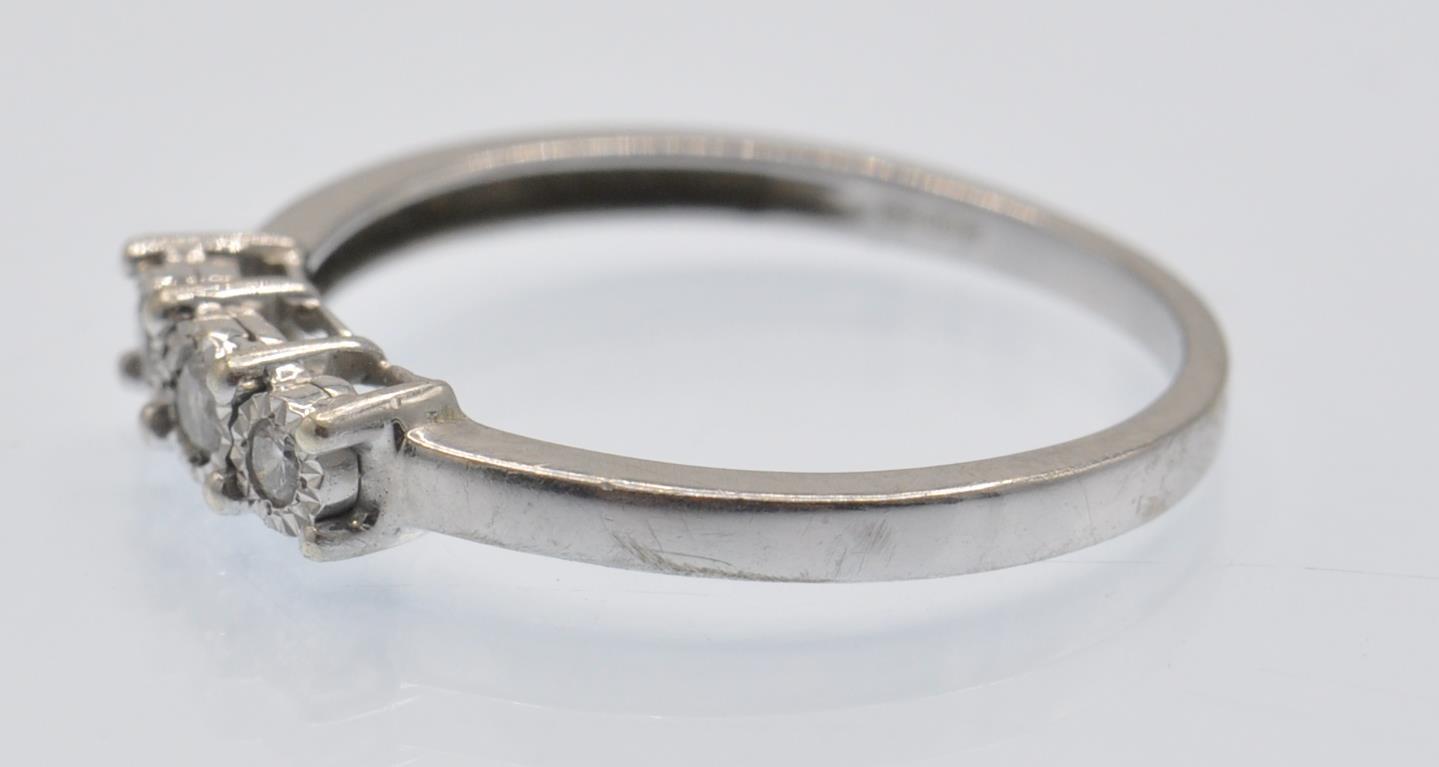 A Hallmarked 9ct White Gold Three Stone Diamond Ring - Image 3 of 4