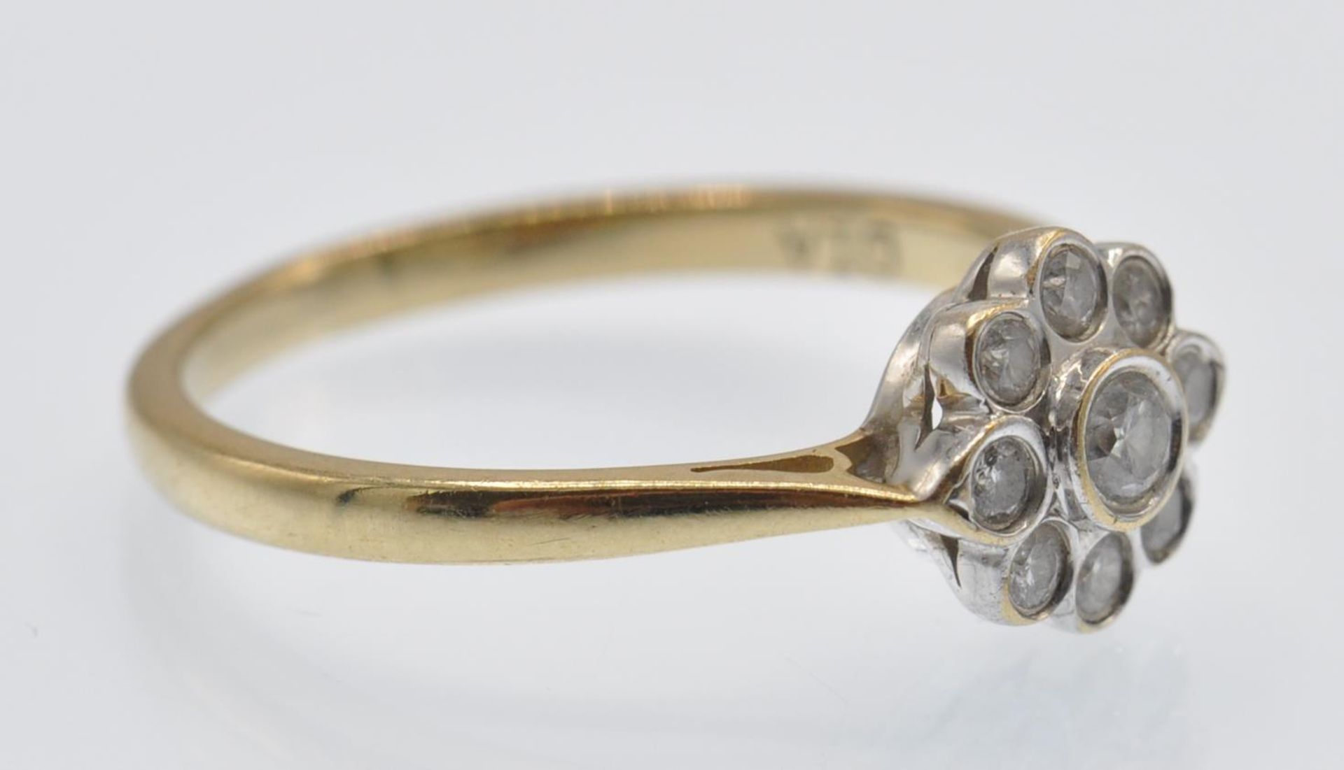 A Hallmarked 9ct Gold & Diamond Cluster Ring - Bild 3 aus 5