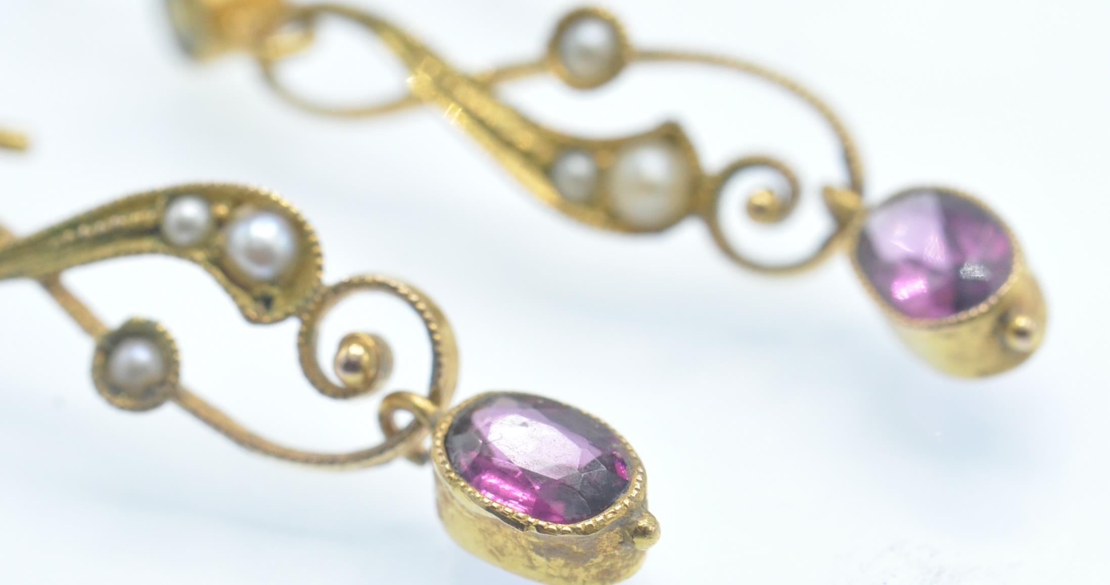 A Pair of Antique 9ct Gold Garnet, Peridot & Pearl Pendant Earrings. - Image 2 of 5