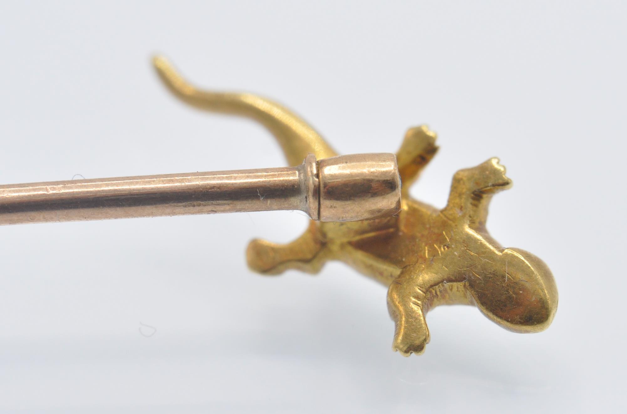An Antique Gold & Demantoid Garnet Salamander Stick Pin - Image 3 of 4