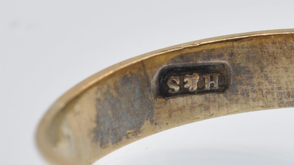 A Hallmarked Victorian 9ct Gold Mourning Ring. - Image 6 of 6