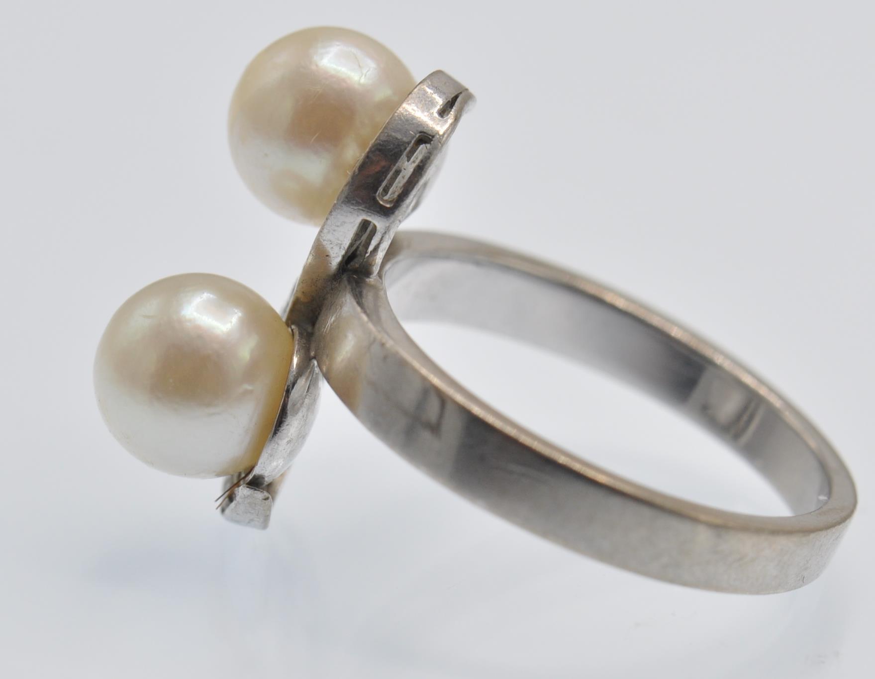 An Antique White Gold Pearl & Diamond Crossover Ring - Image 4 of 4